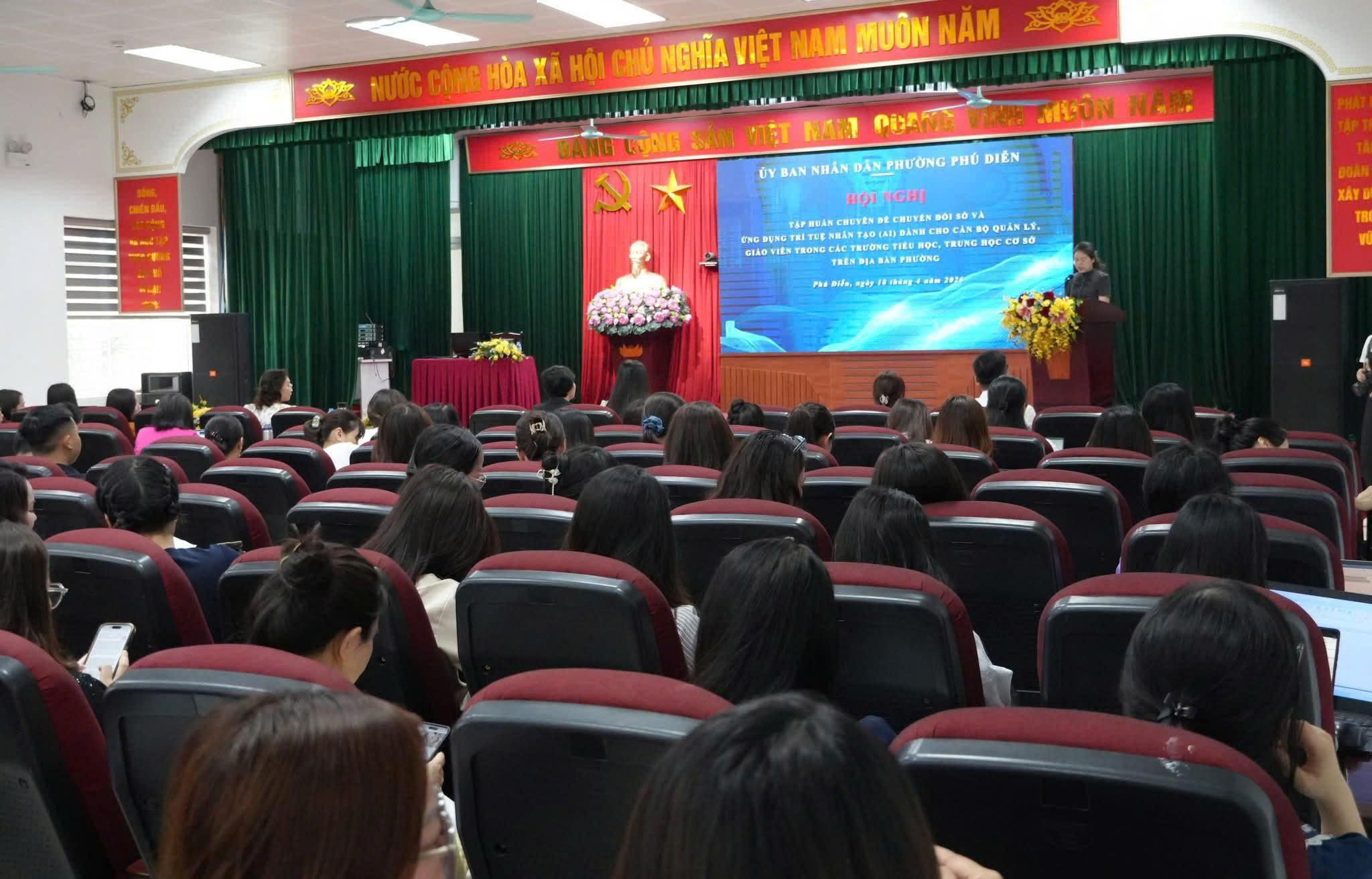 Phường Phú Diễn bồi dưỡng kỹ năng ứng dụng AI cho giáo viên, thúc đẩy chuyển đổi số trong giáo dục