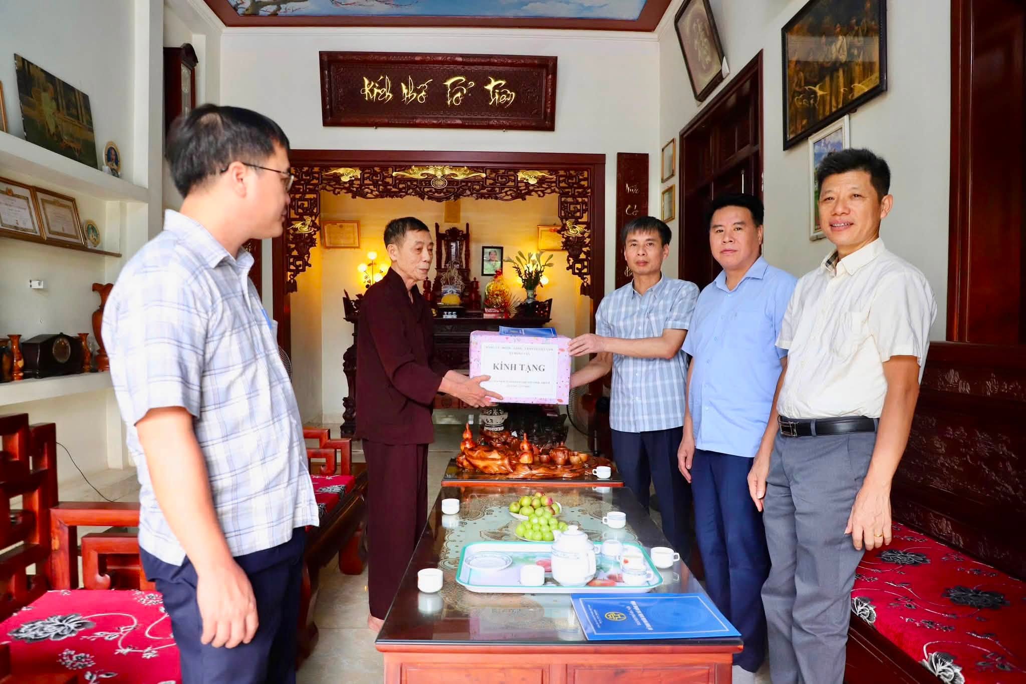 Xã Hồng Vân tri ân người có công, trao hỗ trợ xây dựng nhà ở từ Quỹ “Đền ơn đáp nghĩa”