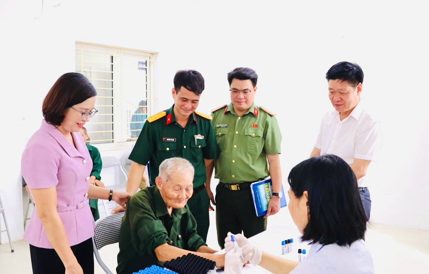 Xã Quang Minh khám sức khỏe, cấp thuốc miễn phí cho 420 người có công và đối tượng chính sách