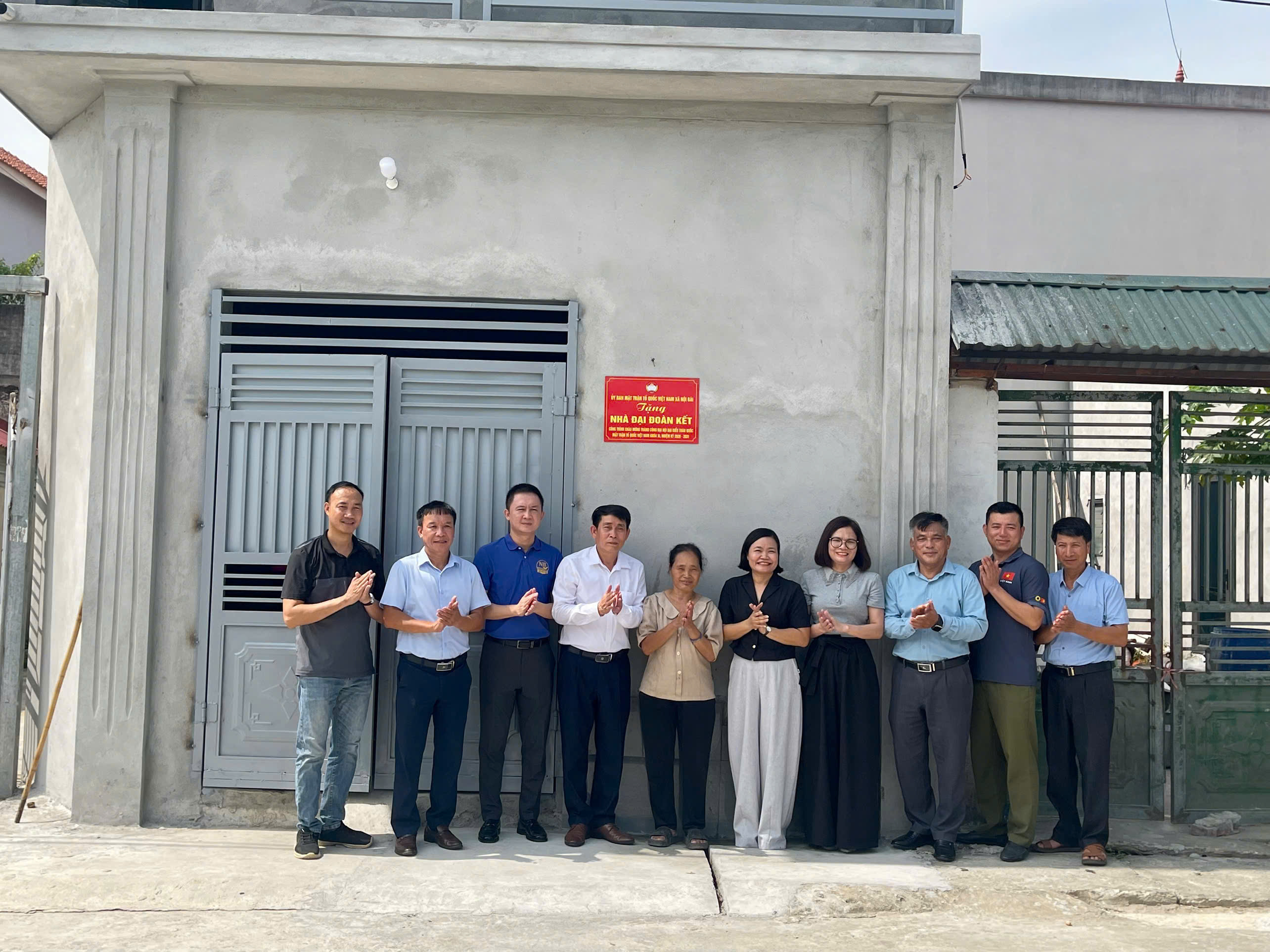 Xã Nội Bài trao “Nhà đại đoàn kết”, tặng phương tiện sinh kế cho hộ khó khăn