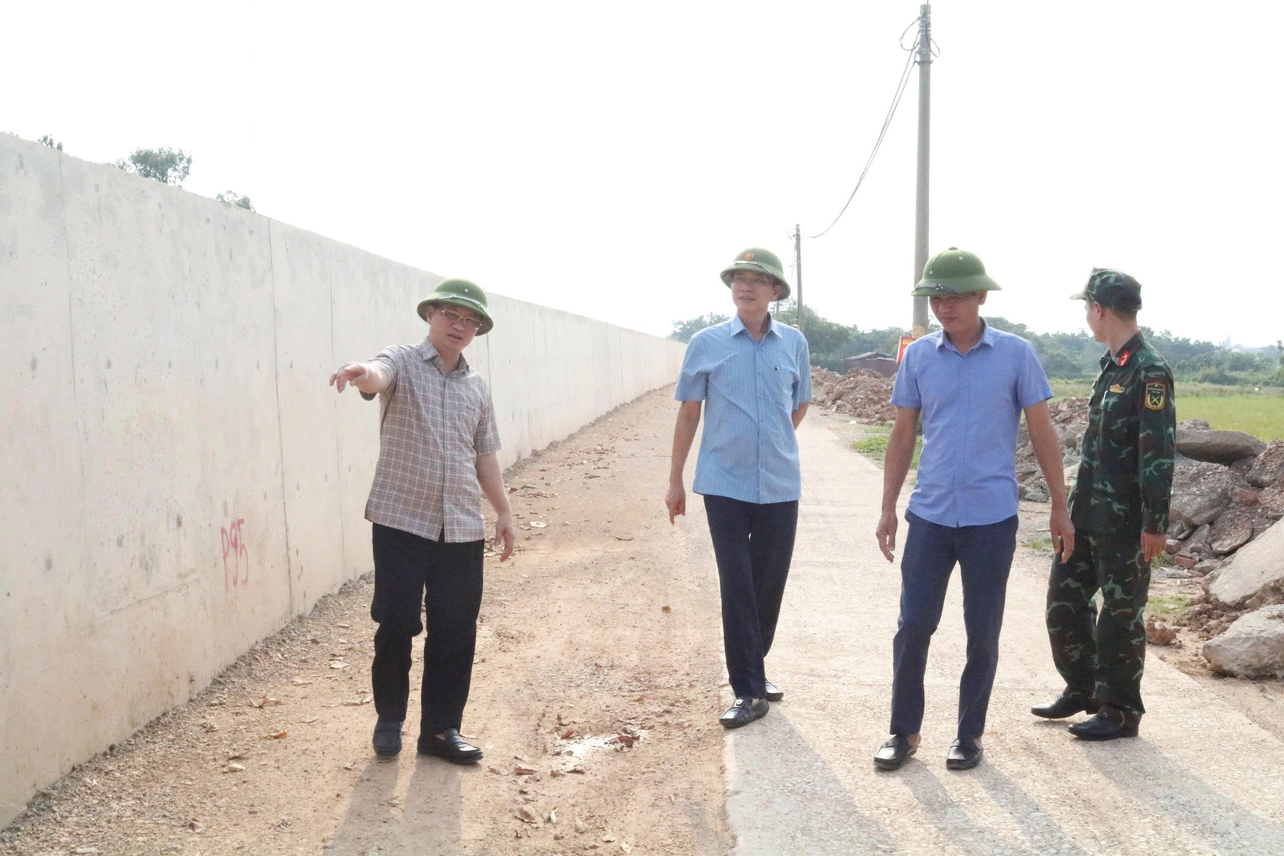Xã Quảng Bị kiểm tra tiến độ nâng cấp đê tả Bùi, hữu Đáy, bảo đảm an toàn mùa mưa, lũ