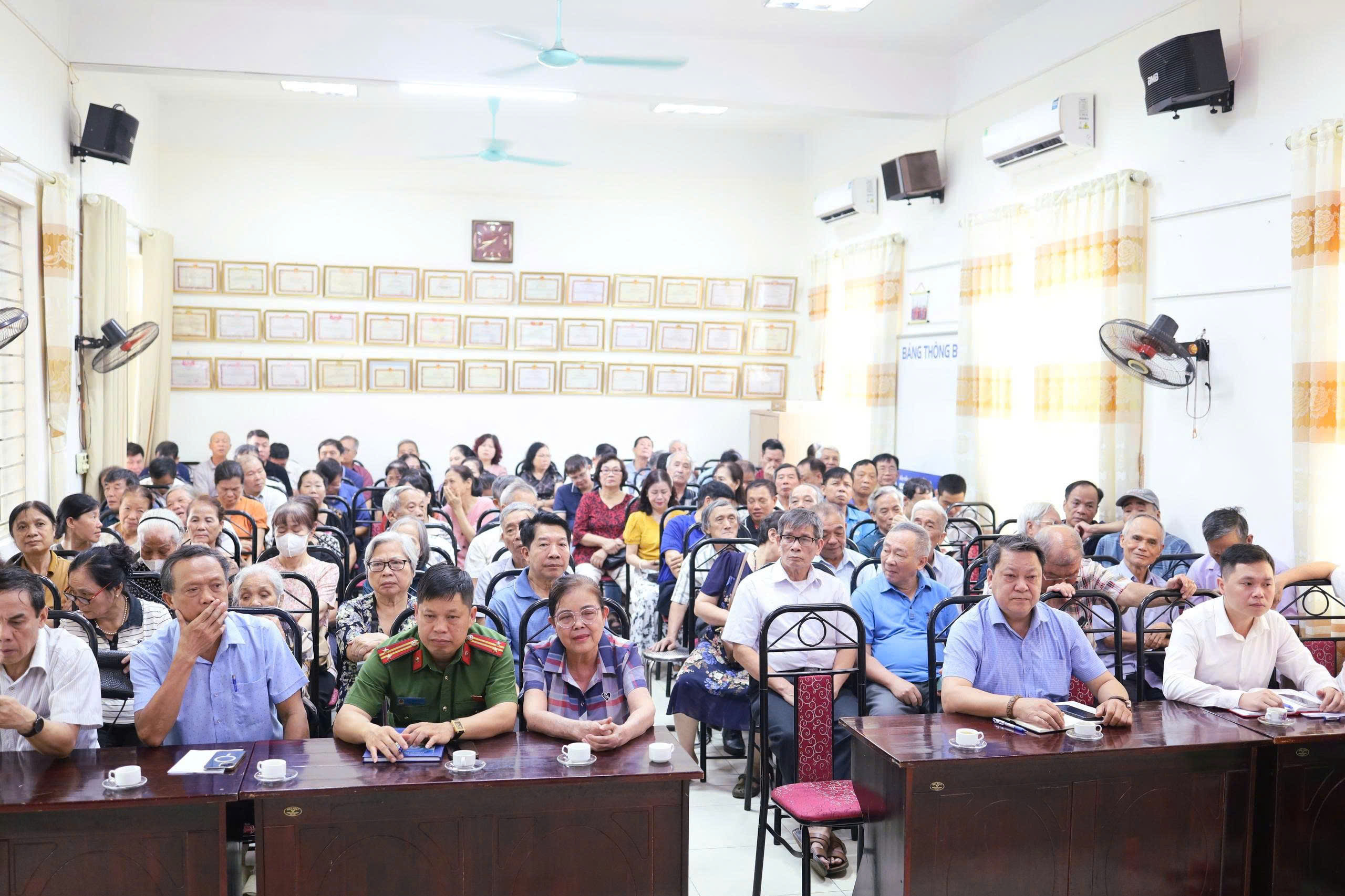 Phường Xuân Đỉnh đồng loạt triển khai sinh hoạt tại 22 chi bộ tổ dân phố mới, nhanh chóng ổn định tổ chức sau sắp xếp