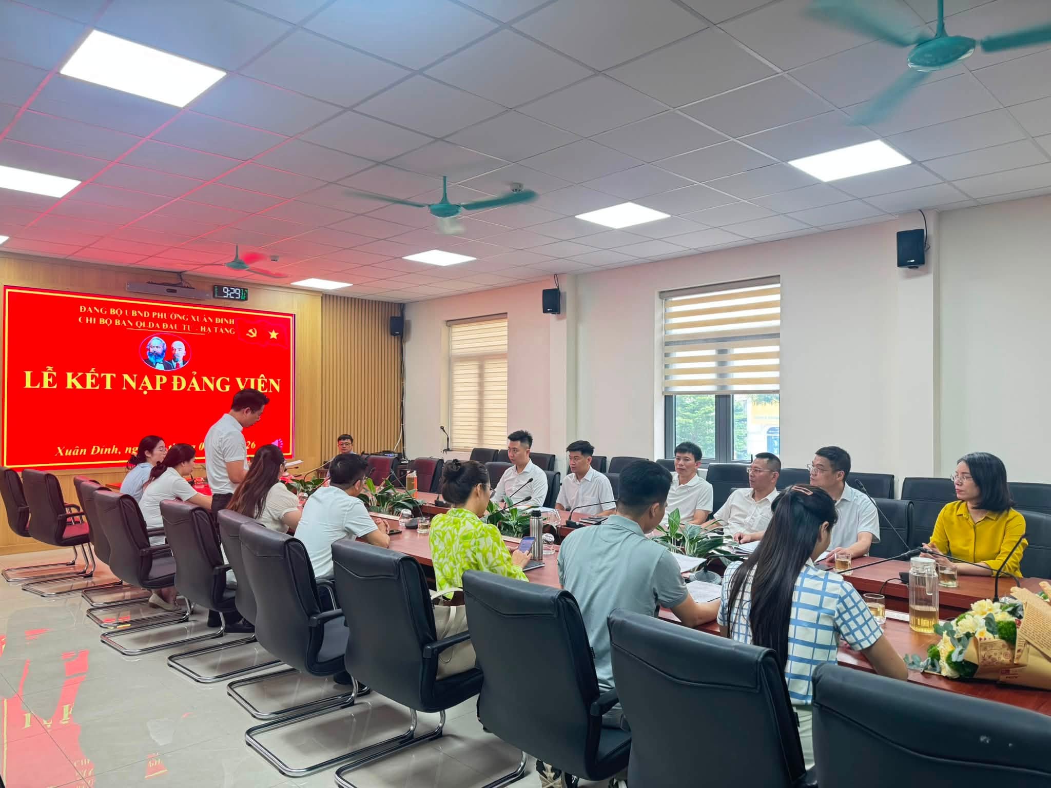 Chi bộ Ban Quản lý Dự án đầu tư - Hạ tầng phường Xuân Đỉnh kết nạp 2 đảng viên mới