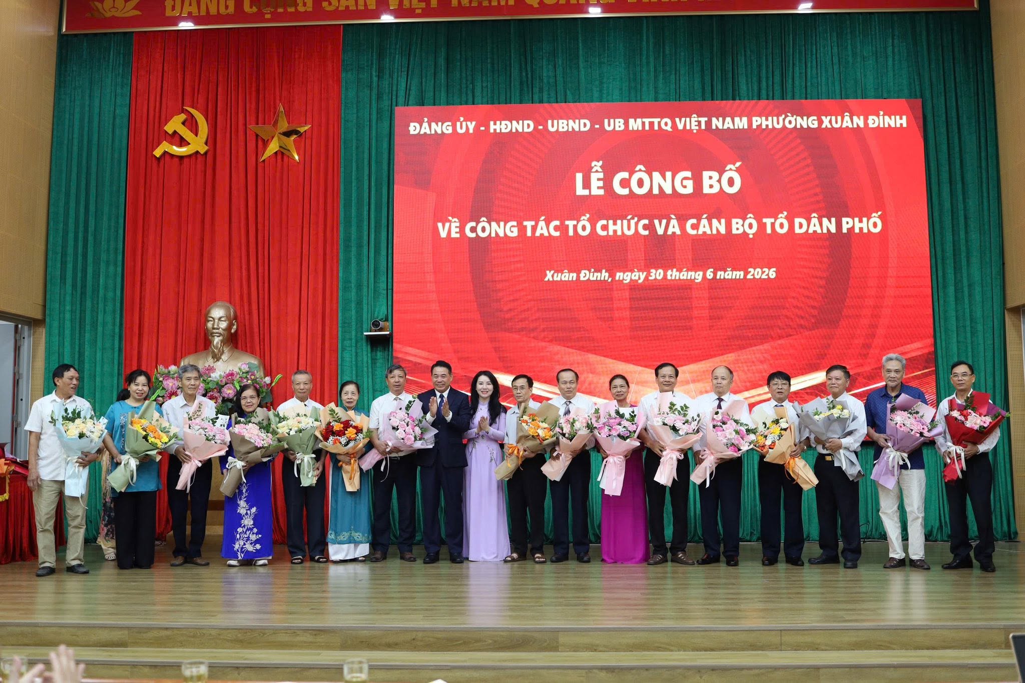 Phường Xuân Đỉnh công bố quyết định sắp xếp tổ dân phố, kiện toàn hệ thống chính trị ở cơ sở