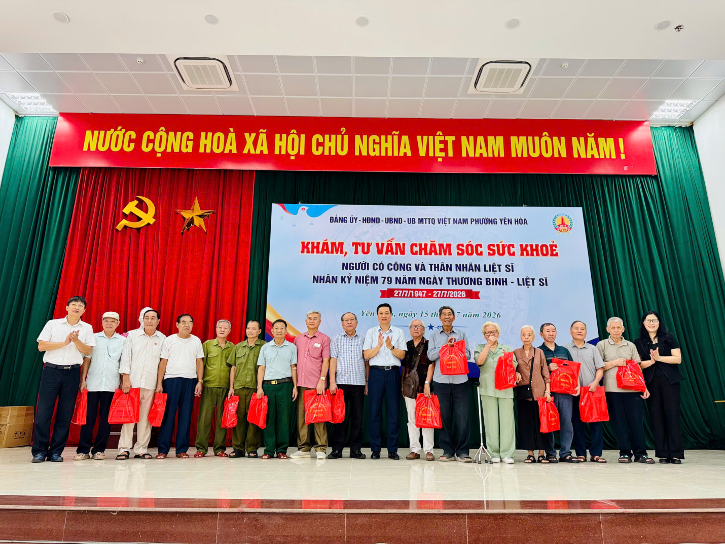Phường Yên Hòa chăm sóc sức khỏe, tri ân người có công nhân kỷ niệm 79 năm Ngày Thương binh - Liệt sĩ