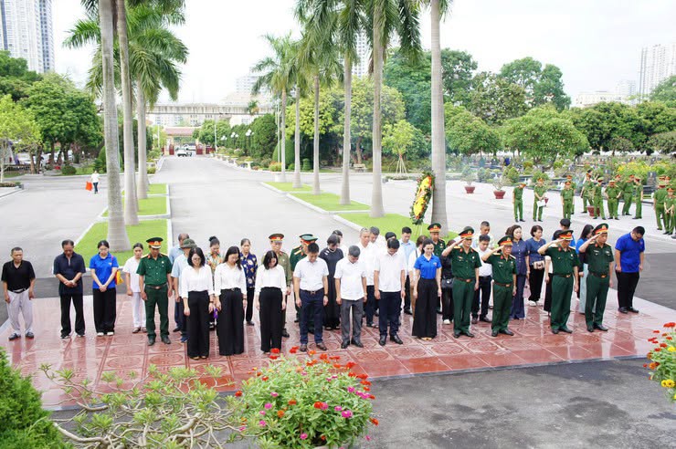 Phường Phú Thượng thành kính tri ân các anh hùng liệt sĩ tại Nghĩa trang Liệt sĩ thành phố Hà Nội và Nghĩa trang Mai Dịch