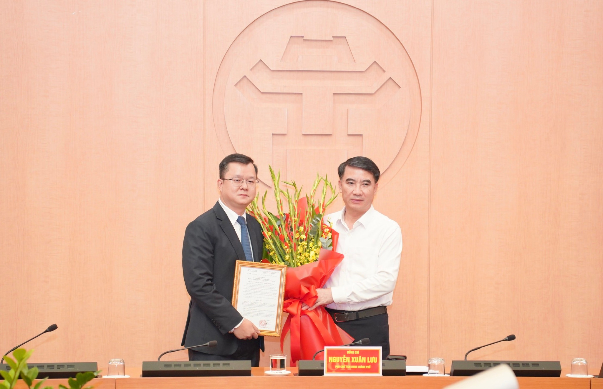 Phó Chủ tịch UBND thành phố Hà Nội Nguyễn Xuân Lưu trao quyết định bổ nhiệm Phó Tổng Giám đốc Quỹ Đầu tư phát triển thành phố Hà Nội