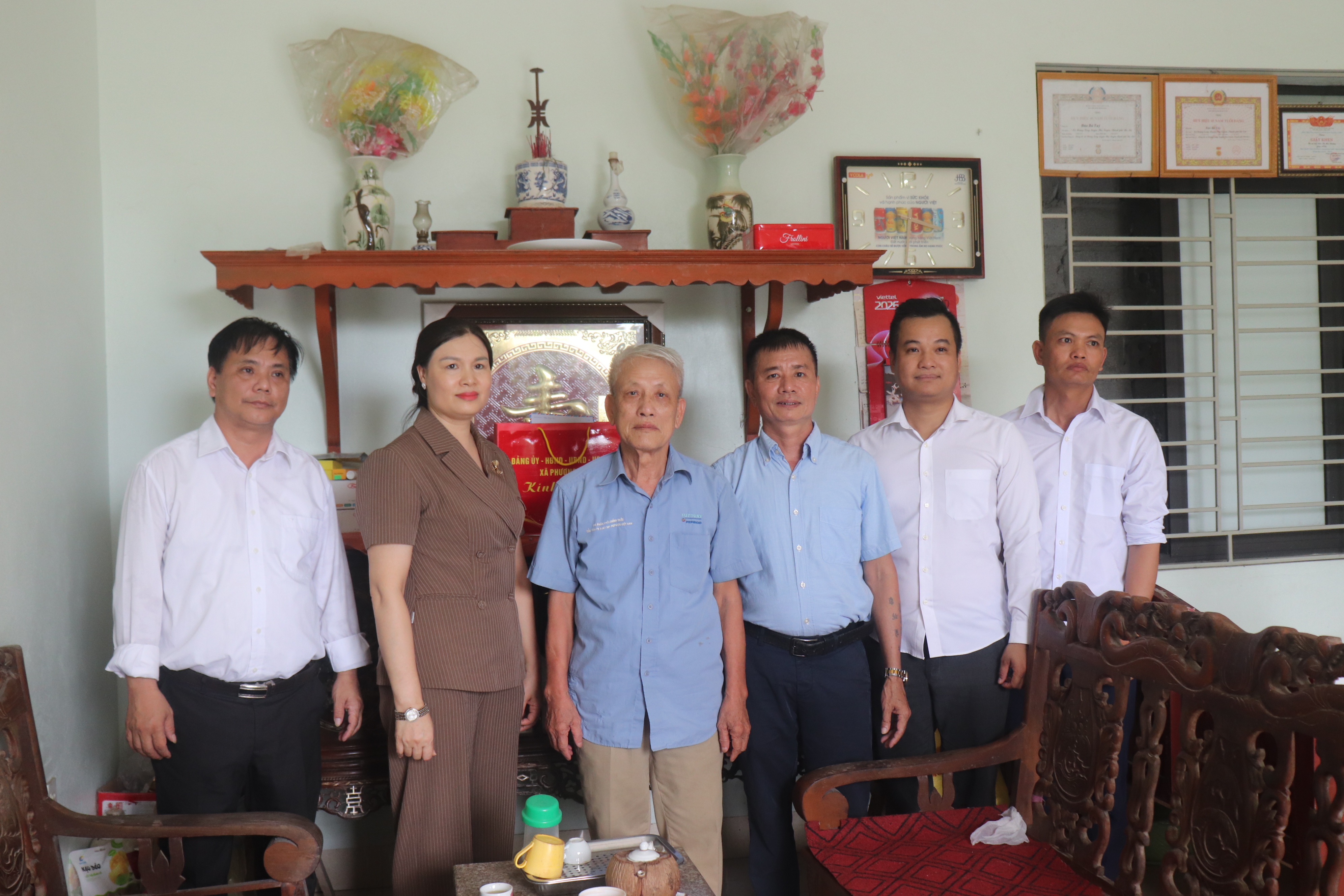 Xã Phượng Dực thăm, tặng quà người có công, lan tỏa đạo lý “Uống nước nhớ nguồn” nhân Ngày Thương binh - Liệt sĩ