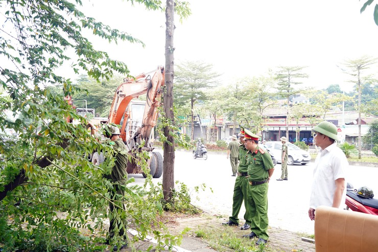 Phường Chương Mỹ ra quân giải tỏa vi phạm hành lang an toàn giao thông, bảo đảm trật tự đô thị