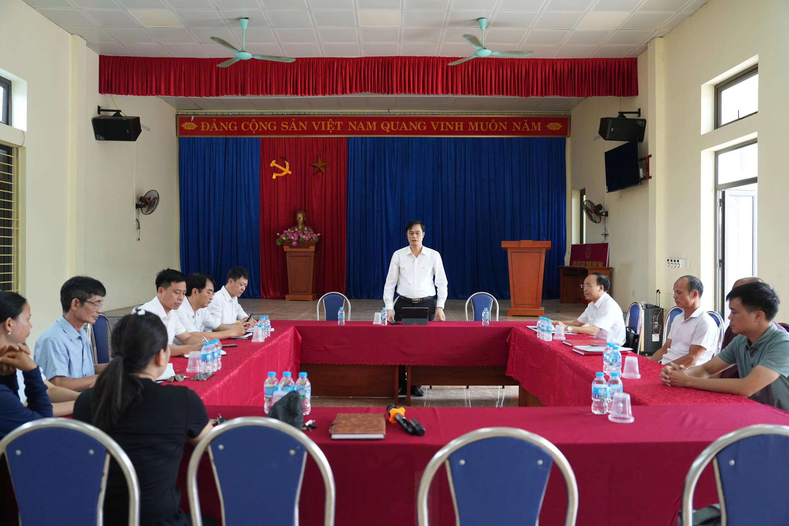 Đảng ủy xã Quảng Oai làm việc với thôn Vân Lai, củng cố tổ chức sau sáp nhập, nâng cao hiệu quả hoạt động ở cơ sở