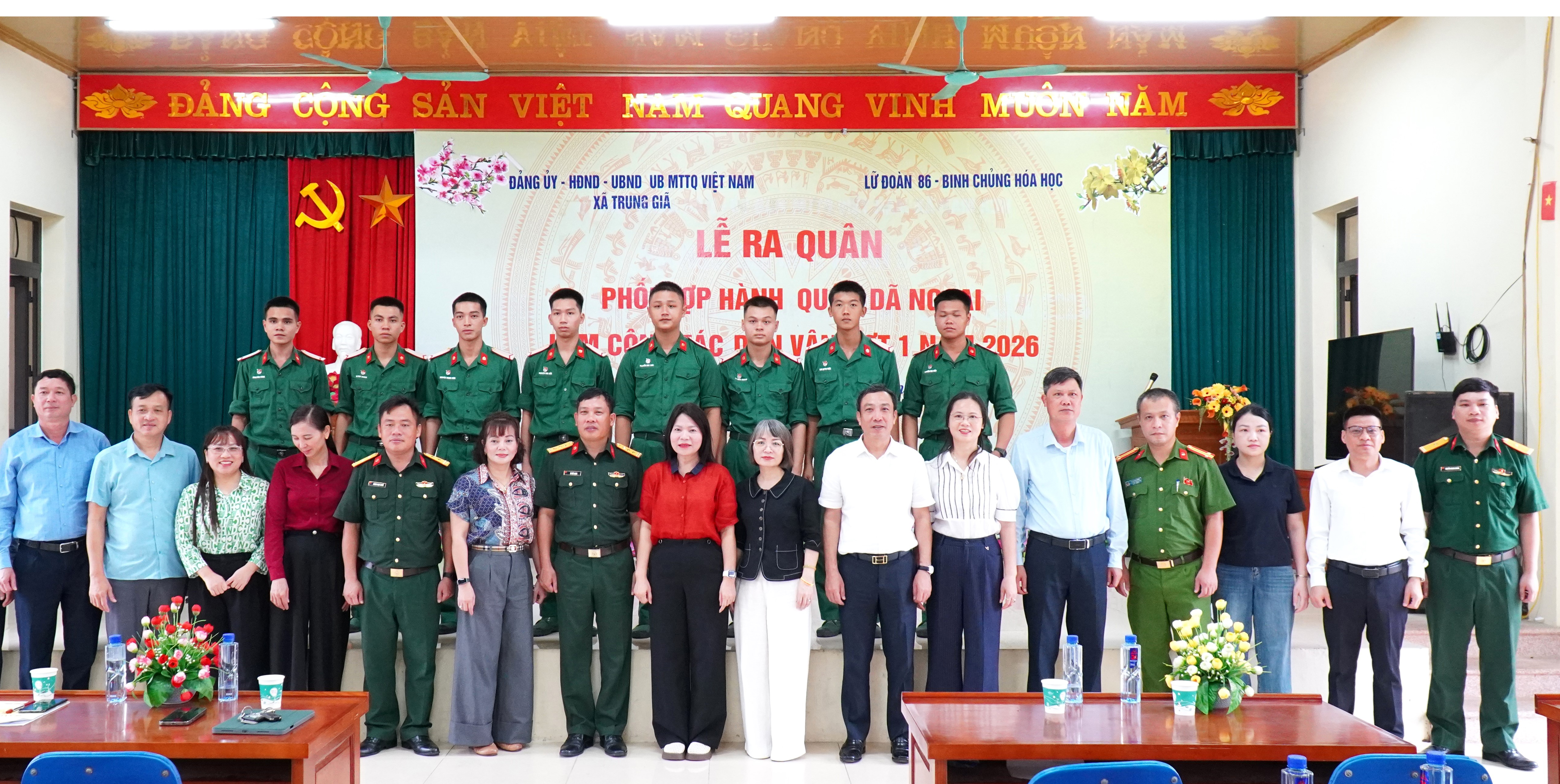 Xã Trung Giã ra quân hành quân dã ngoại làm công tác dân vận, thắt chặt tình quân - dân sau sắp xếp đơn vị hành chính