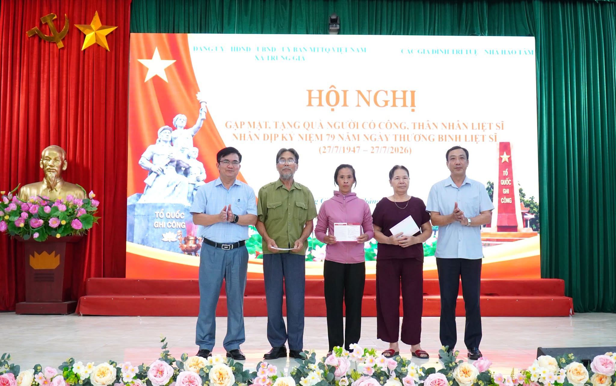 Xã Trung Giã trao sổ tiết kiệm, tặng quà tri ân người có công nhân kỷ niệm 79 năm Ngày Thương binh - Liệt sĩ