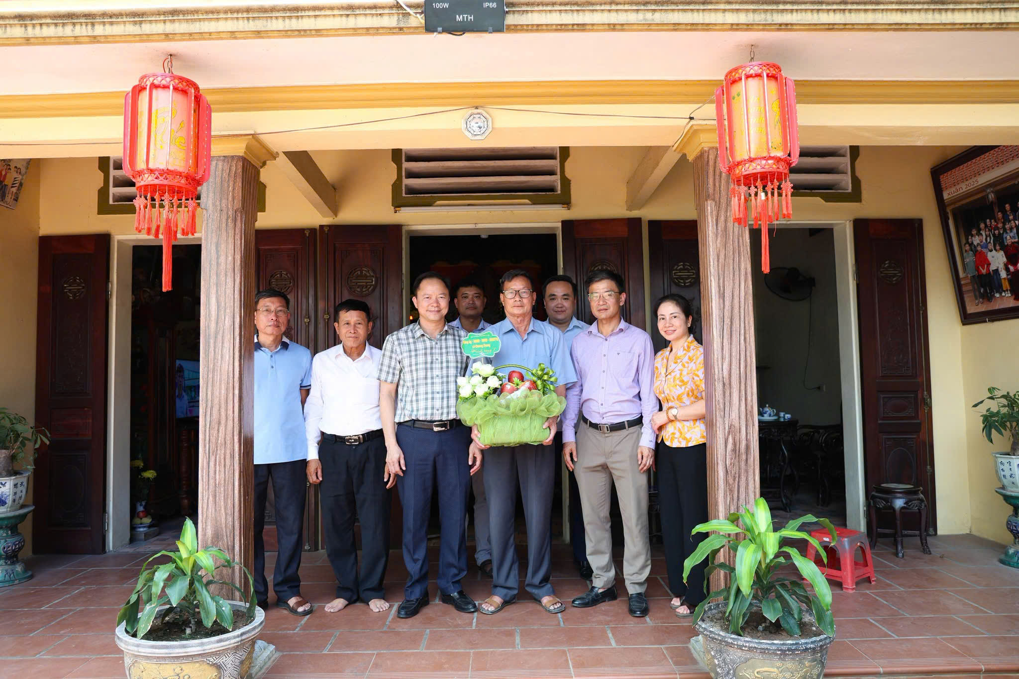 Xã Chương Dương trao 41 suất quà tri ân người có công nhân kỷ niệm 79 năm Ngày Thương binh - Liệt sĩ