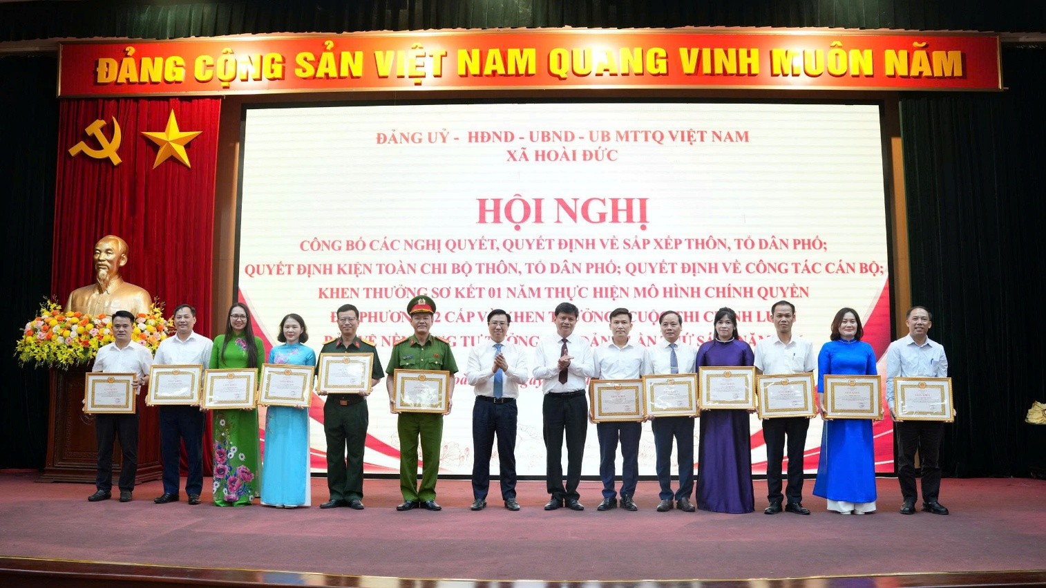 Xã Hoài Đức kiện toàn tổ chức sau sắp xếp thôn, biểu dương tập thể, cá nhân tiêu biểu trong thực hiện mô hình chính quyền địa phương hai cấp