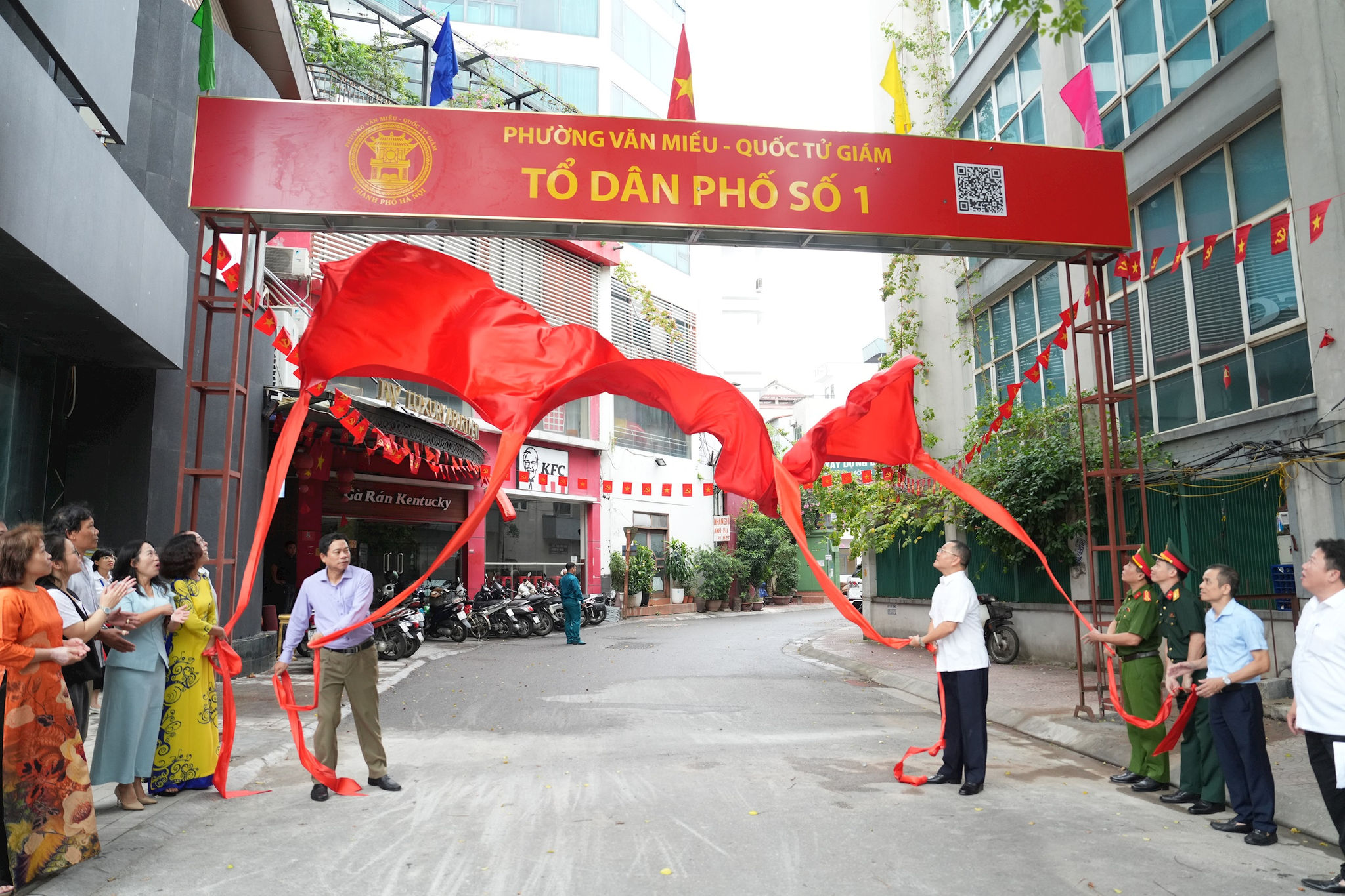 Phường Văn Miếu - Quốc Tử Giám đồng loạt gắn biển 35 tổ dân phố mới, sẵn sàng vận hành bộ máy sau sắp xếp