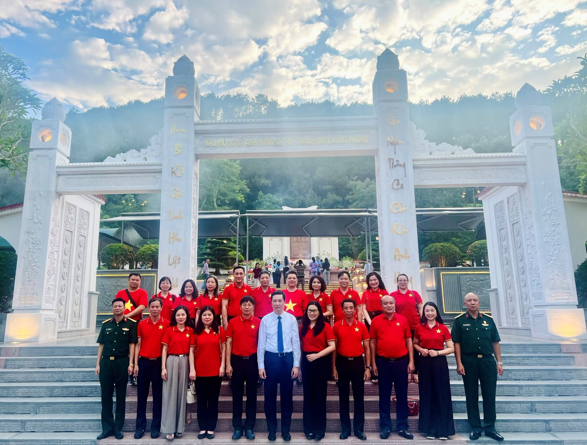 Phường Yên Hòa tổ chức hành trình "Về nguồn" tại Hà Tĩnh và Quảng Trị, khơi dậy truyền thống cách mạng và lòng tri ân sâu sắc