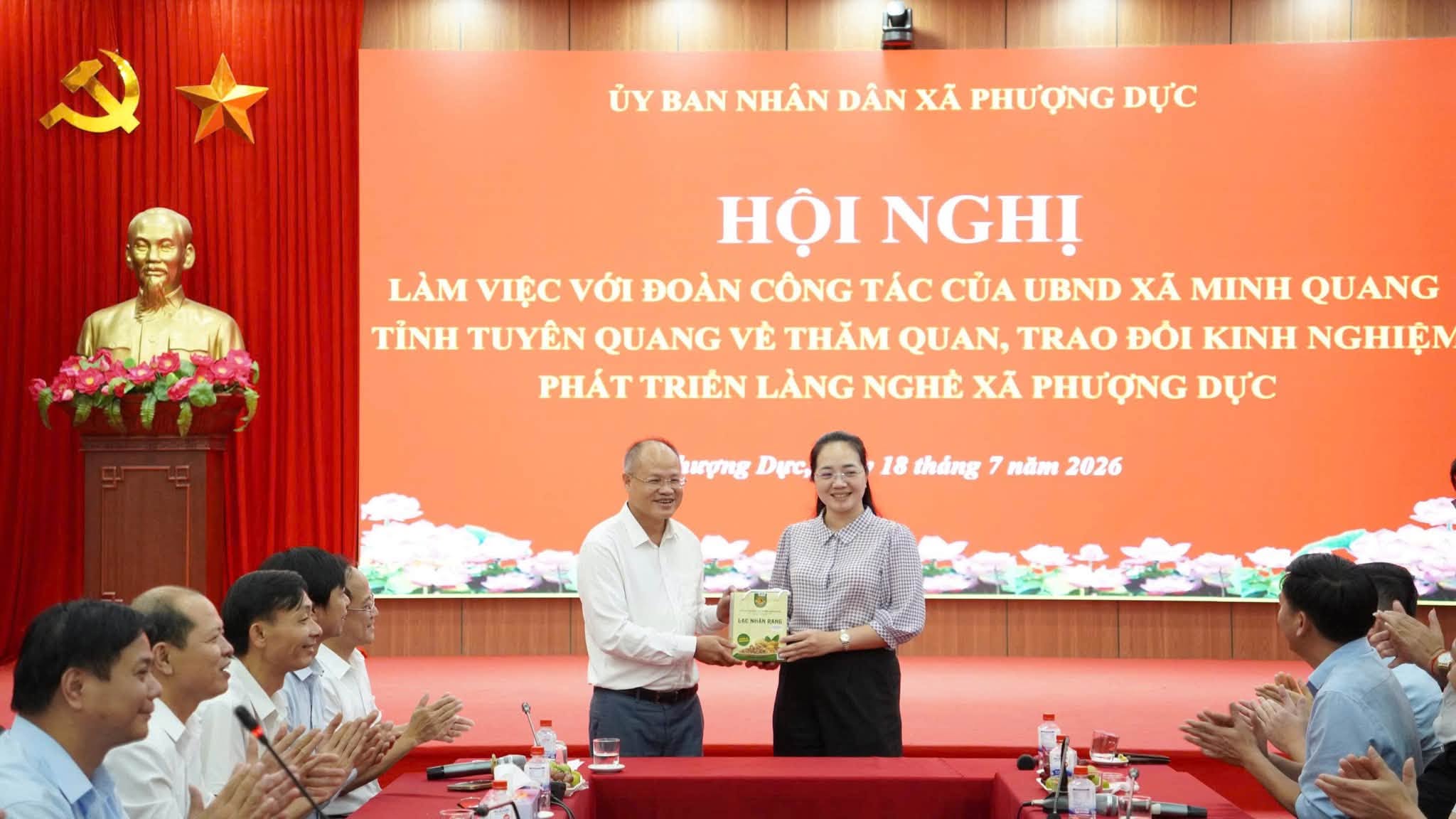 Xã Phượng Dực chia sẻ kinh nghiệm phát triển làng nghề gắn với chuyển đổi số cùng xã Minh Quang, tỉnh Tuyên Quang