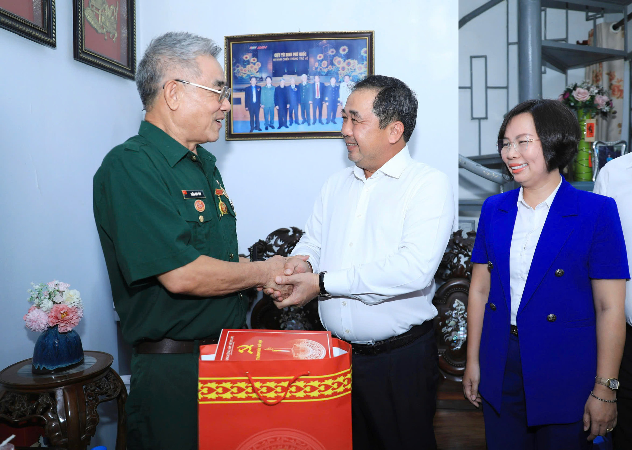 Bí thư Thành ủy Trần Đức Thắng thăm, tặng quà tri ân thương binh tại phường Hoàn Kiếm