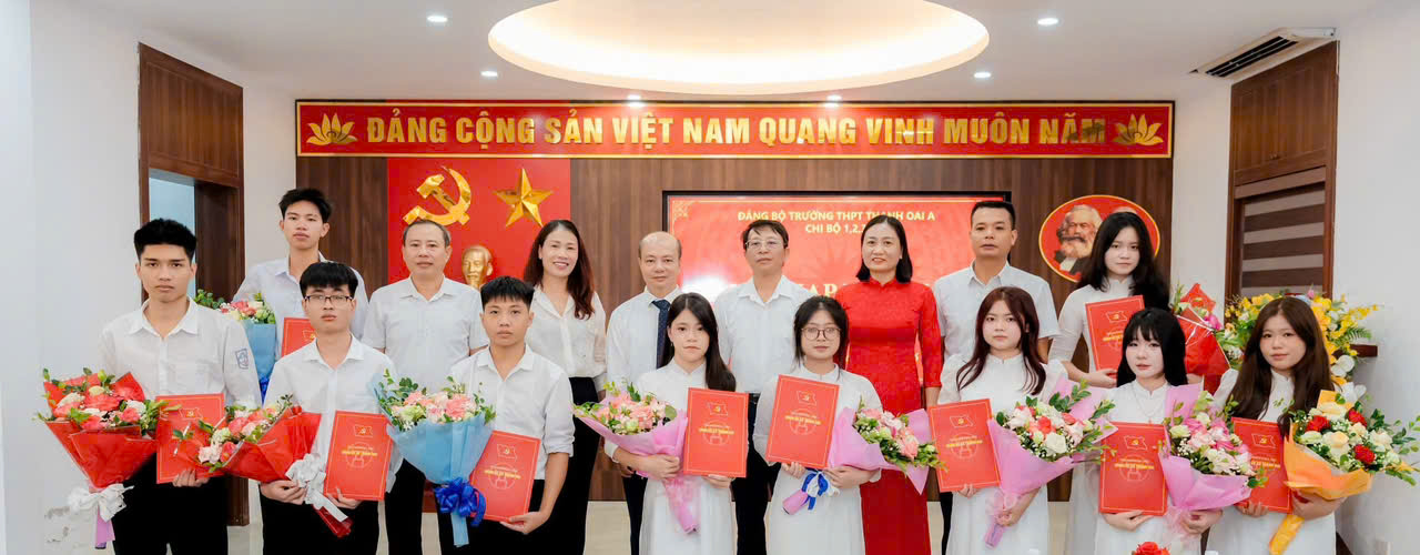 Đảng bộ Trường THPT Thanh Oai A kết nạp 10 học sinh ưu tú vào Đảng