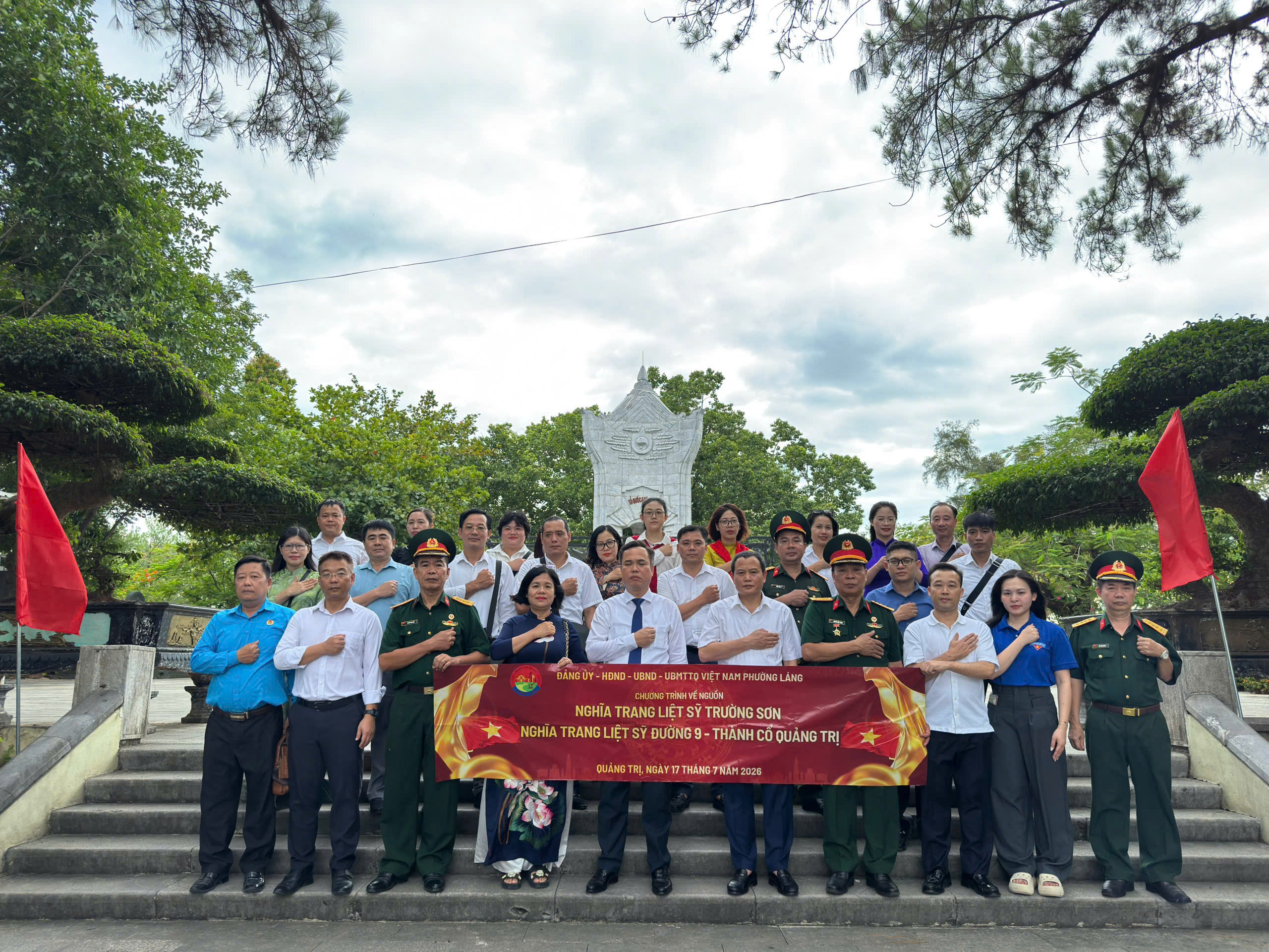 Phường Láng tổ chức hành trình "Về nguồn" tri ân các Anh hùng liệt sĩ tại Quảng Trị