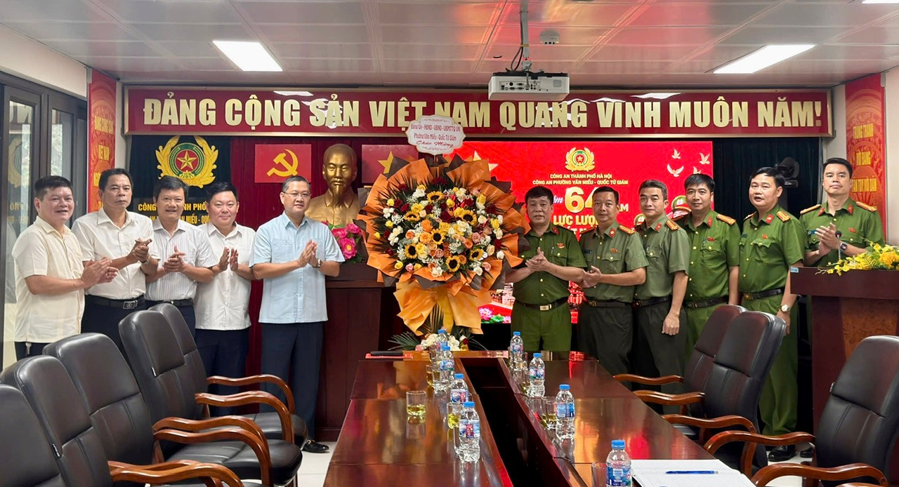 Lãnh đạo phường Văn Miếu - Quốc Tử Giám chúc mừng Công an phường nhân kỷ niệm 64 năm Ngày truyền thống lực lượng Cảnh sát nhân dân