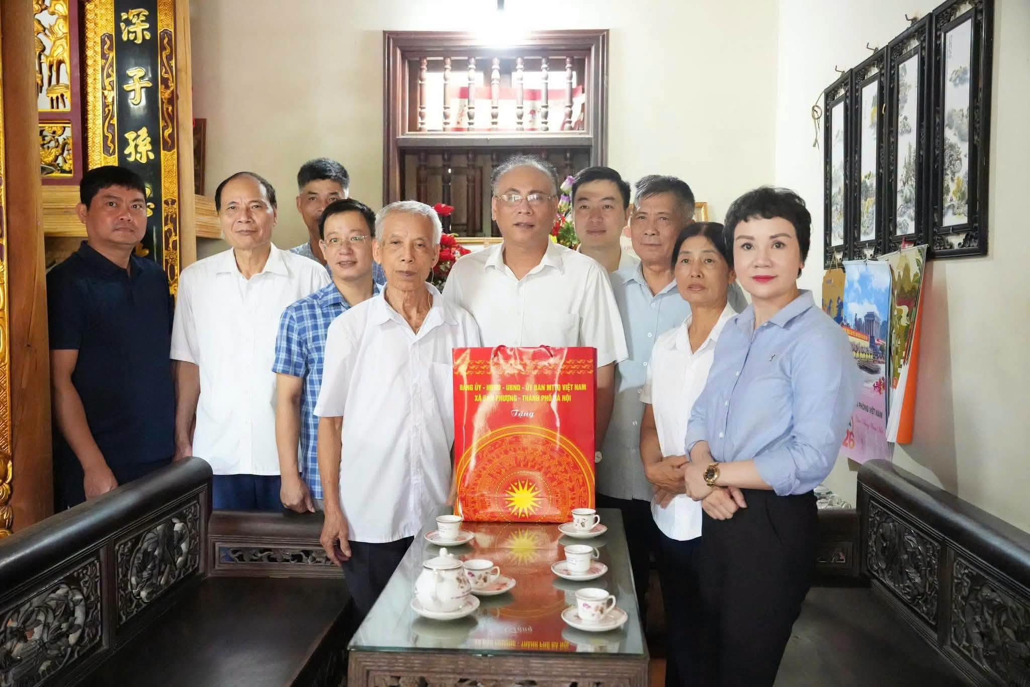 Xã Đan Phượng thăm, tặng quà người có công nhân kỷ niệm 79 năm Ngày Thương binh - Liệt sĩ