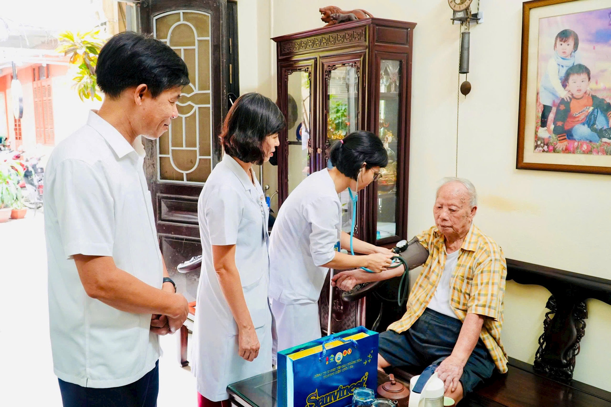 Phường Láng chăm lo sức khỏe, tri ân người có công nhân kỷ niệm 79 năm Ngày Thương binh - Liệt sĩ