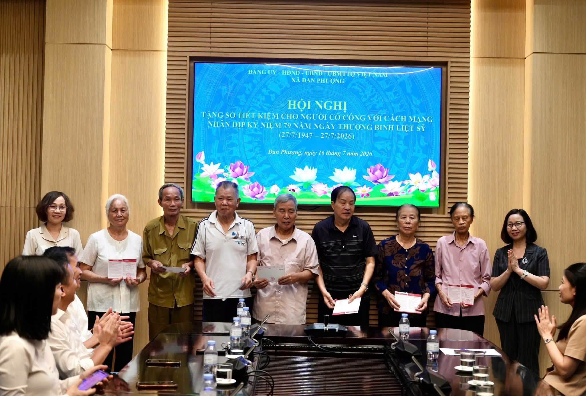 Xã Đan Phượng trao sổ tiết kiệm tri ân người có công nhân kỷ niệm 79 năm Ngày Thương binh - Liệt sĩ