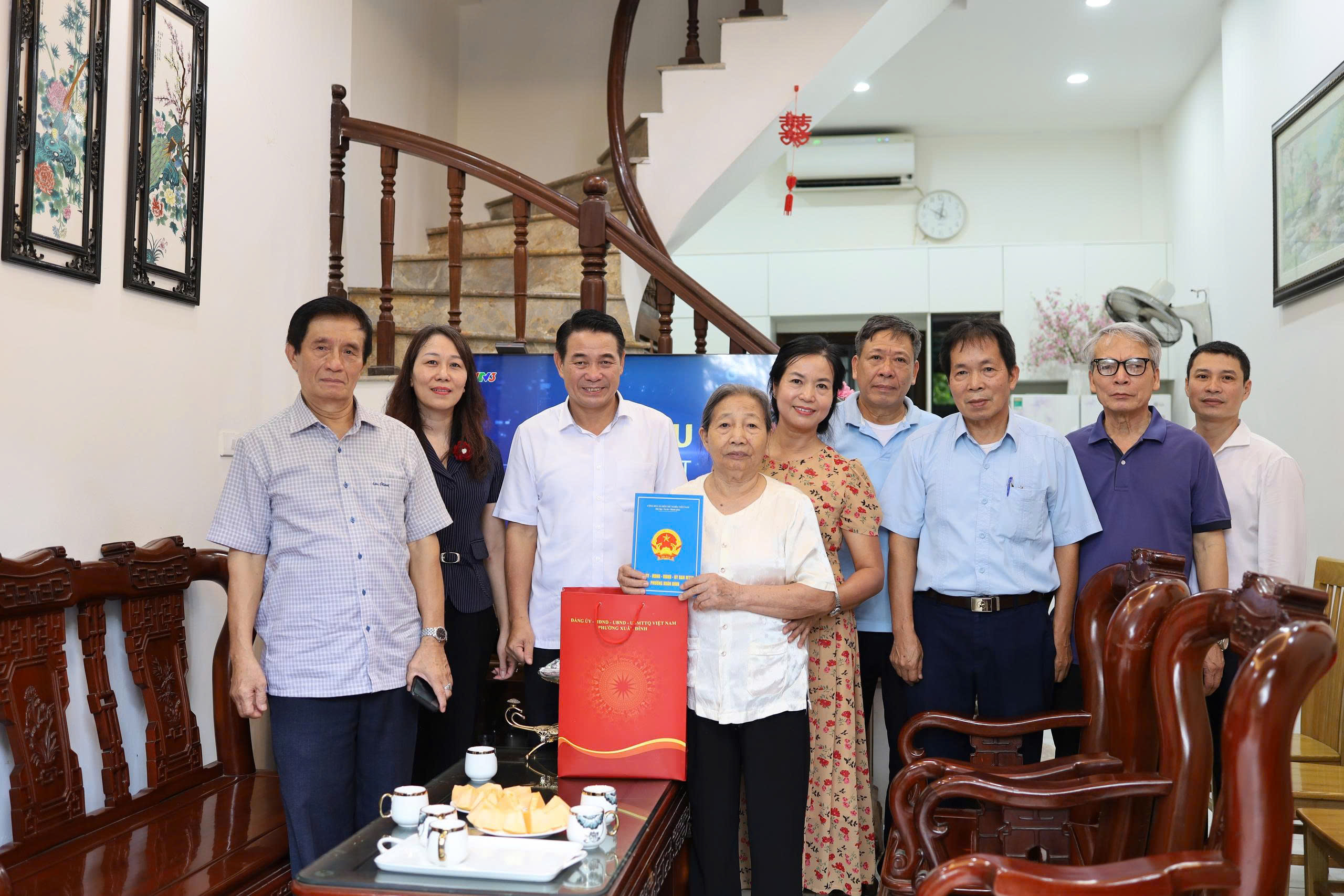 Phường Xuân Đỉnh lan tỏa nghĩa tình tri ân qua hoạt động thăm, tặng quà người có công nhân kỷ niệm 79 năm Ngày Thương binh - Liệt sĩ