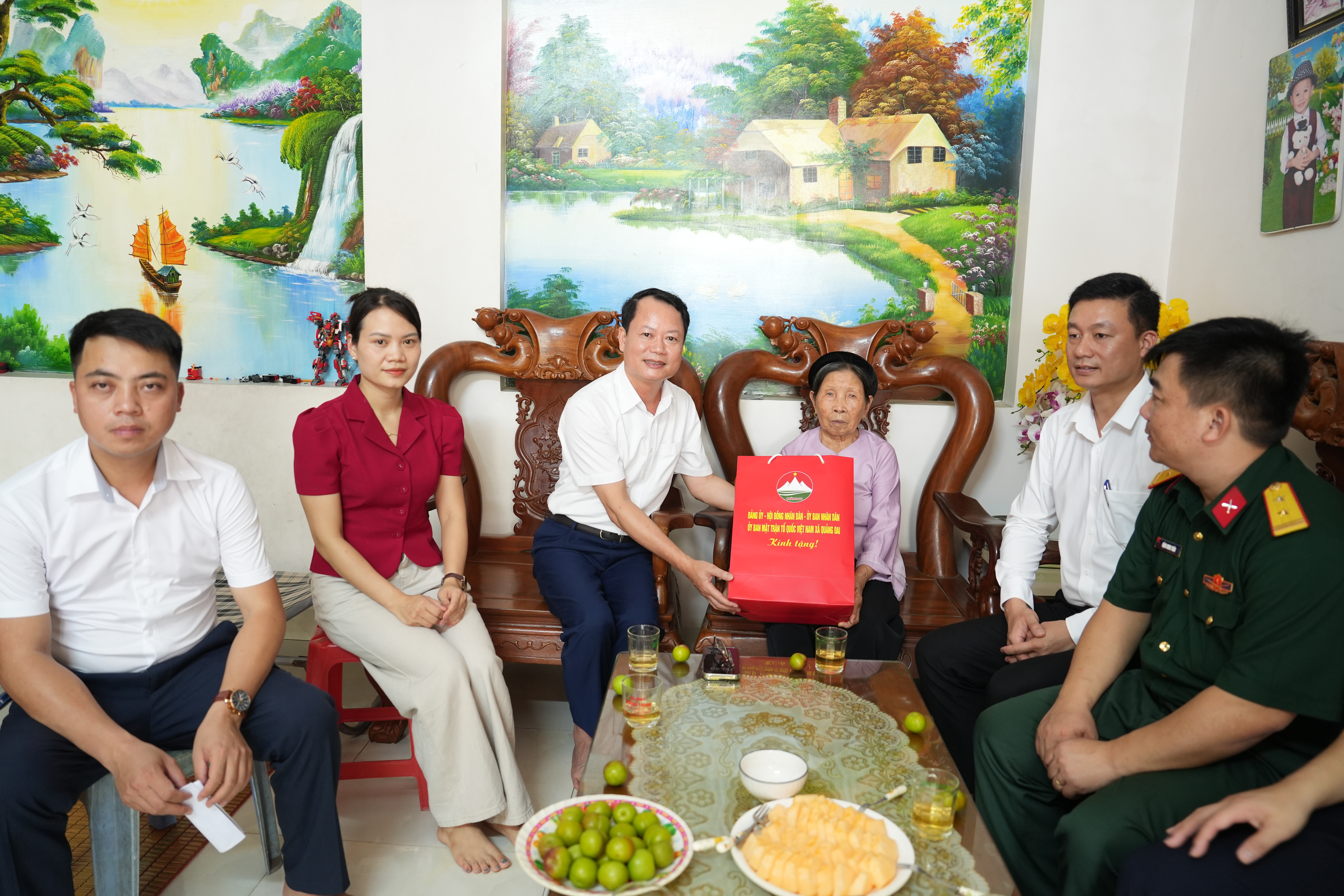 Xã Quảng Oai tổ chức 11 đoàn công tác tri ân người có công nhân kỷ niệm 79 năm Ngày Thương binh - Liệt sĩ