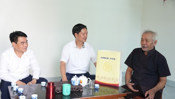 Bí thư Đảng ủy xã Dương Hòa thăm, tri ân người có công tiêu biểu nhân dịp kỷ niệm 79 năm Ngày Thương binh - Liệt sĩ 