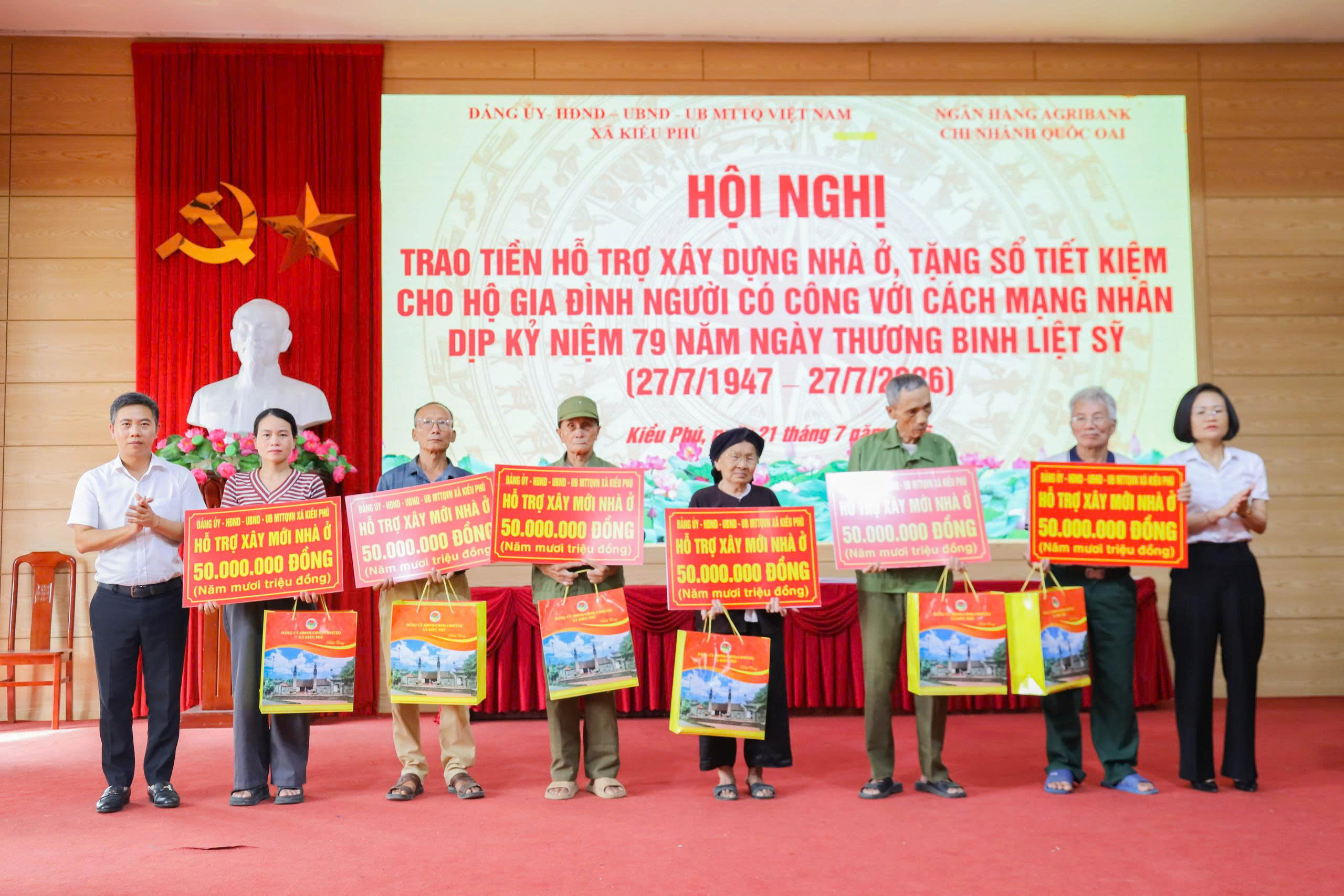 Xã Kiều Phú trao sổ tiết kiệm, hỗ trợ xây dựng nhà ở tri ân người có công với cách mạng