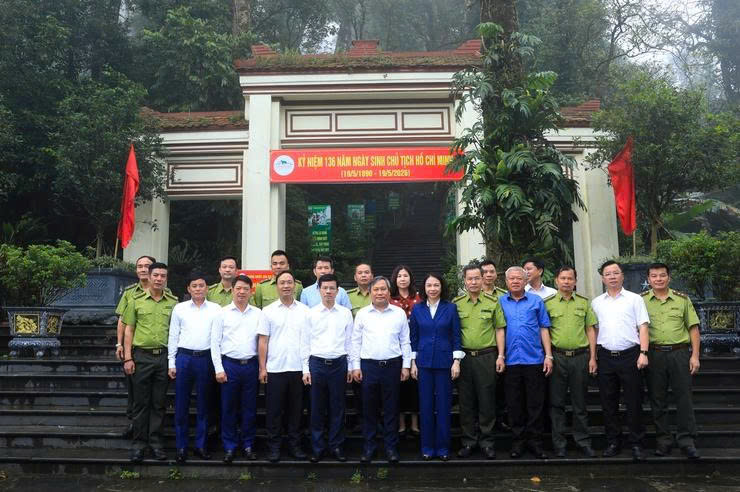 Đoàn lãnh đạo thành phố Hà Nội dâng hương tại Đền thờ Bác Hồ trên đỉnh Vua, Ba Vì, khẳng định quyết tâm xây dựng Thủ đô phát triển bền vững