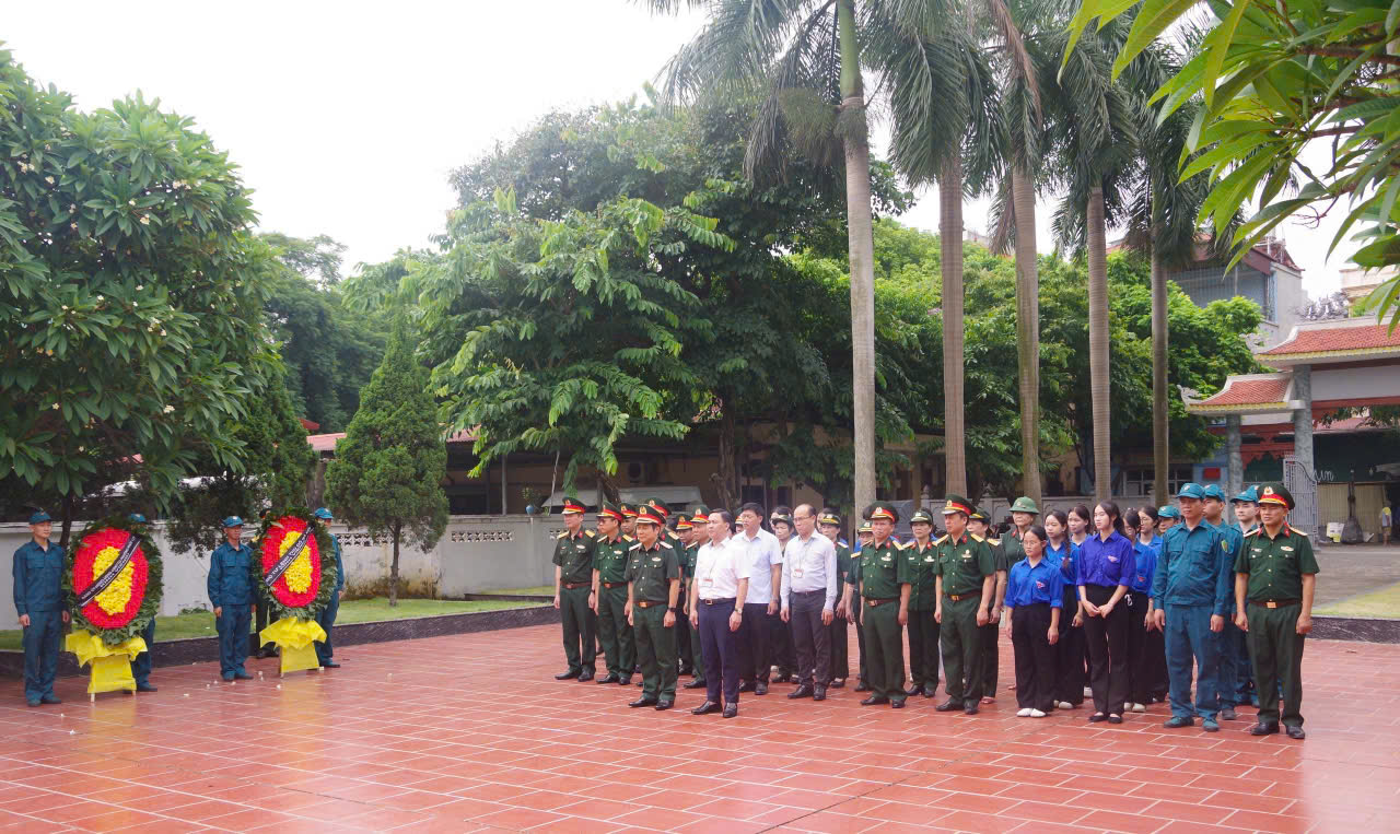 Phường Phúc Lợi trang trọng dâng hương tưởng niệm liệt sĩ quân nhân, chuyên gia Trung Quốc nhân Ngày Thương binh - Liệt sĩ