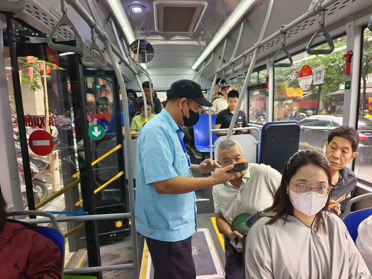 Tổng công ty Vận tải Hà Nội bảo đảm vận tải thông suốt dịp lễ, phục vụ hơn 108 nghìn lượt hành khách đi xe buýt miễn phí
