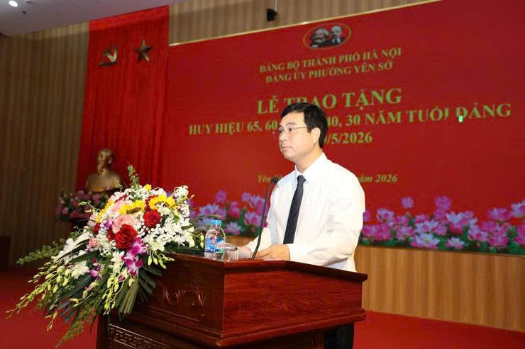 Phường Yên Sở trang trọng trao Huy hiệu Đảng, tôn vinh những cống hiến bền bỉ của các đảng viên lão thành