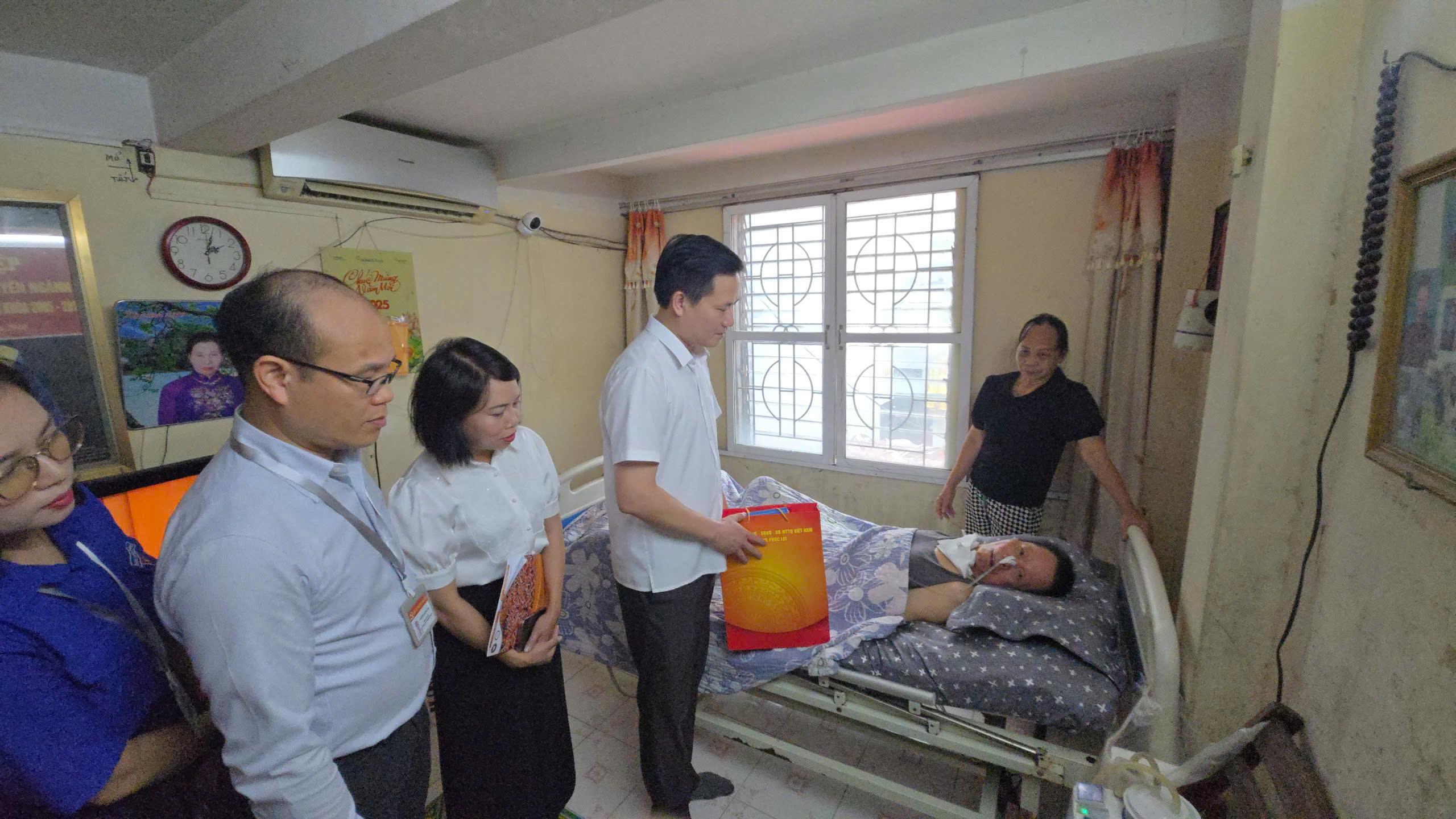 Phường Phúc Lợi trao sổ tiết kiệm, tặng quà tri ân người có công nhân kỷ niệm 79 năm Ngày Thương binh - Liệt sĩ