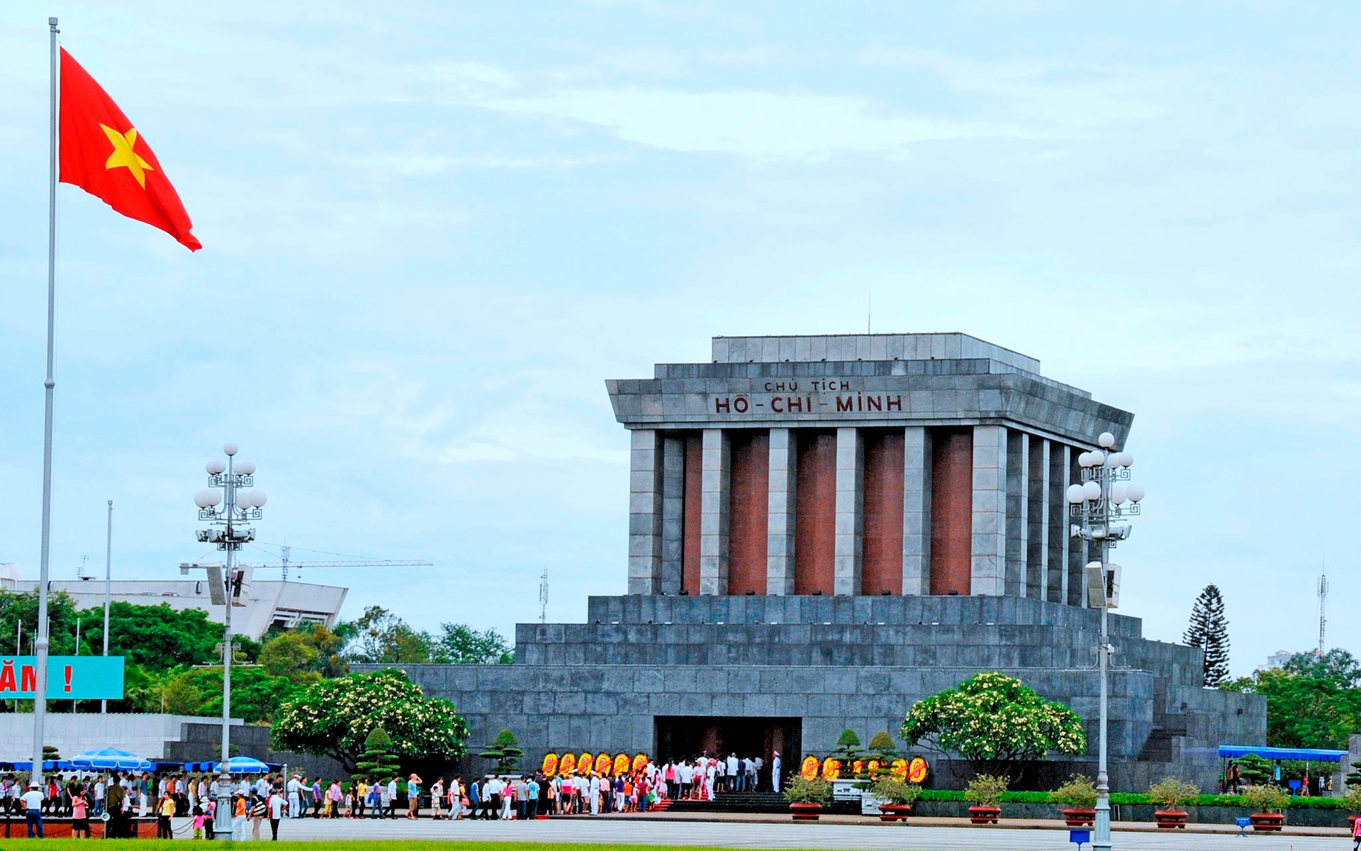 Hà Nội chủ động phân luồng giao thông, bố trí điểm đỗ xe phục vụ nhân dân viếng Chủ tịch Hồ Chí Minh dịp nghỉ lễ