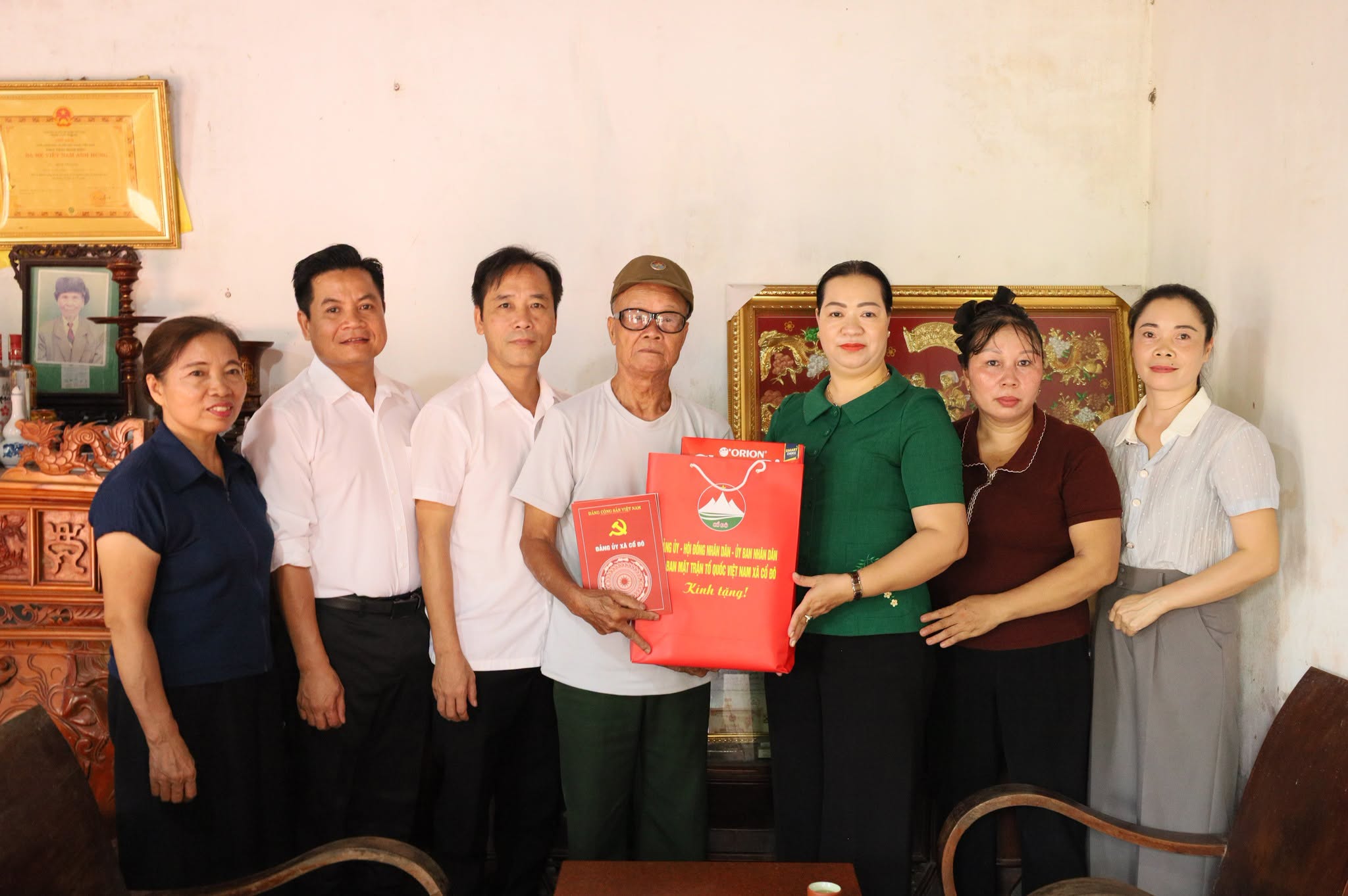 Xã Cổ Đô lan tỏa nghĩa tình tri ân qua hoạt động thăm hỏi, tặng quà người có công tại thôn Tân Phong