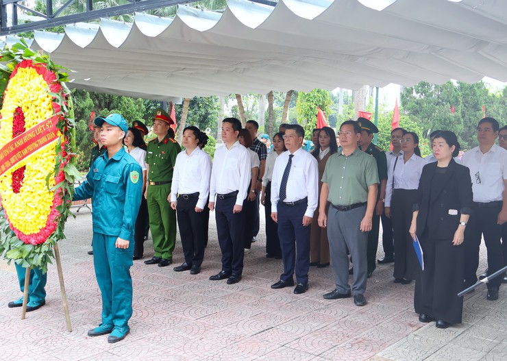 Phường Thanh Xuân thành kính dâng hương tưởng niệm các Anh hùng liệt sĩ tại Nghĩa trang liệt sĩ thành phố