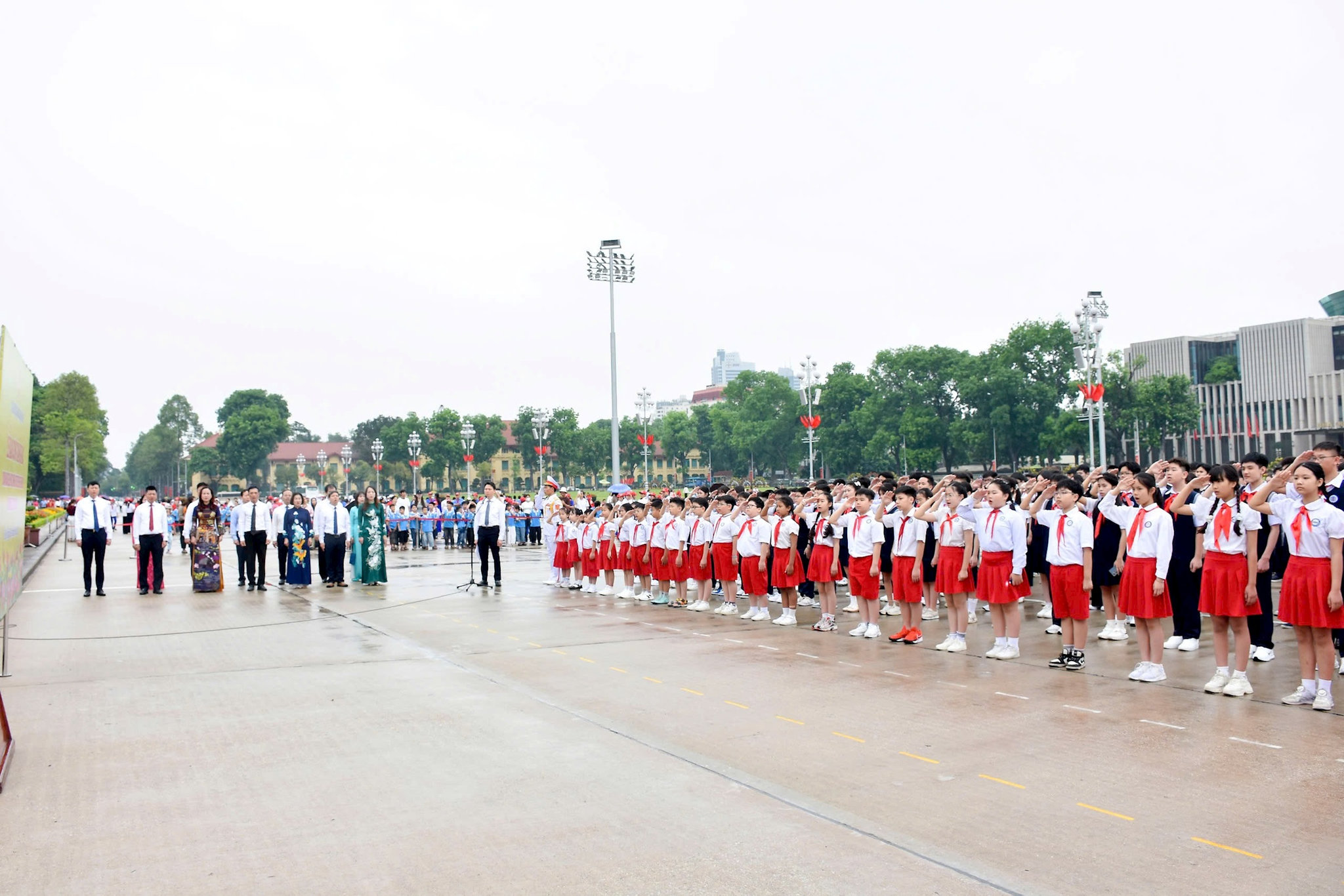 Hơn 200 học sinh giỏi tiêu biểu Thủ đô báo công dâng Bác, tiếp nối truyền thống hiếu học và khát vọng cống hiến
