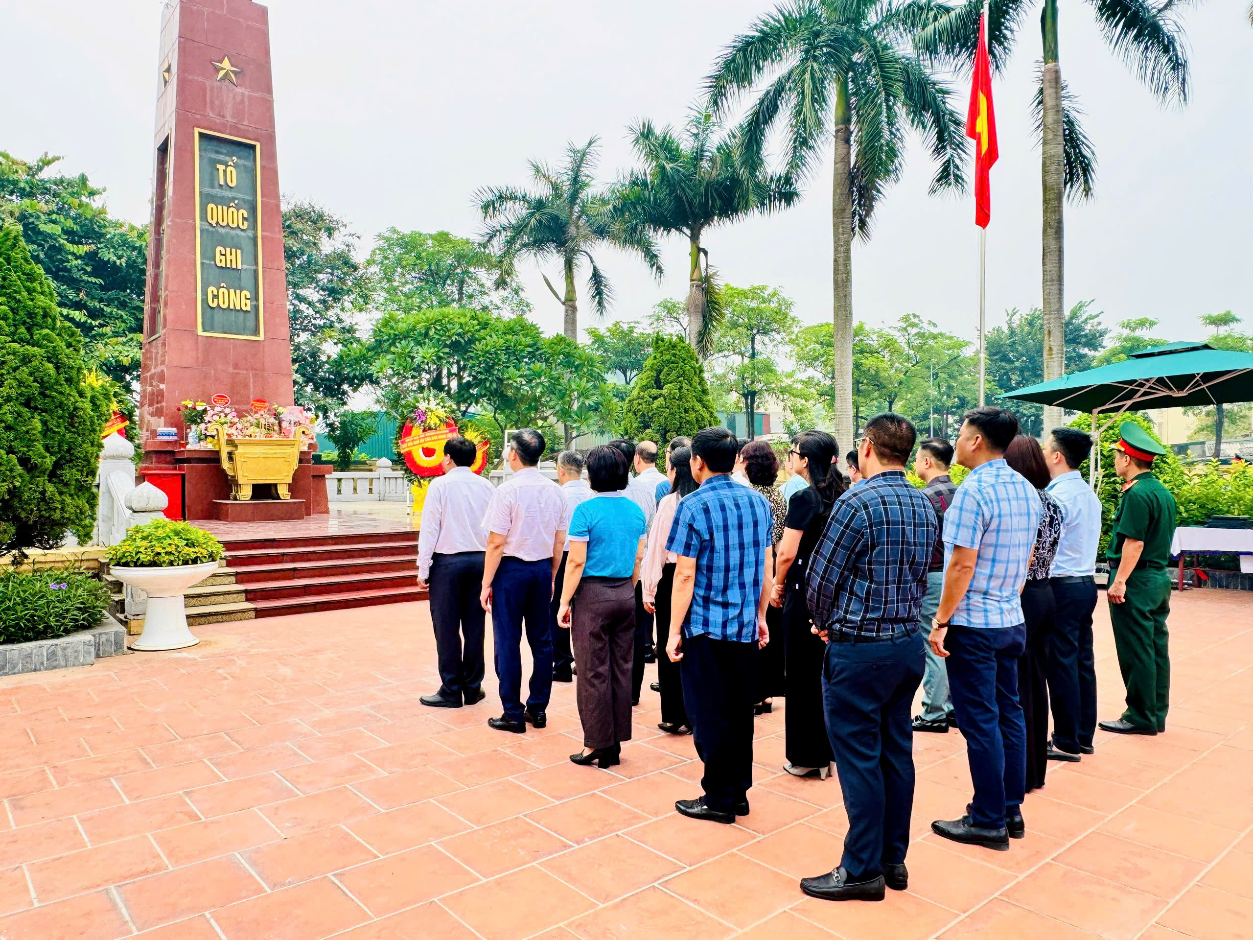 Xã Nam Phù thành kính dâng hương tưởng niệm các Anh hùng liệt sĩ tại Nghĩa trang Liệt sĩ Ngọc Hồi