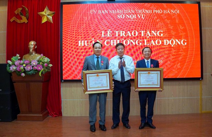 Sở Nội vụ Hà Nội trao Huân chương Lao động và công bố quyết định nghỉ hưu đối với cán bộ diện Ban Thường vụ Thành ủy quản lý