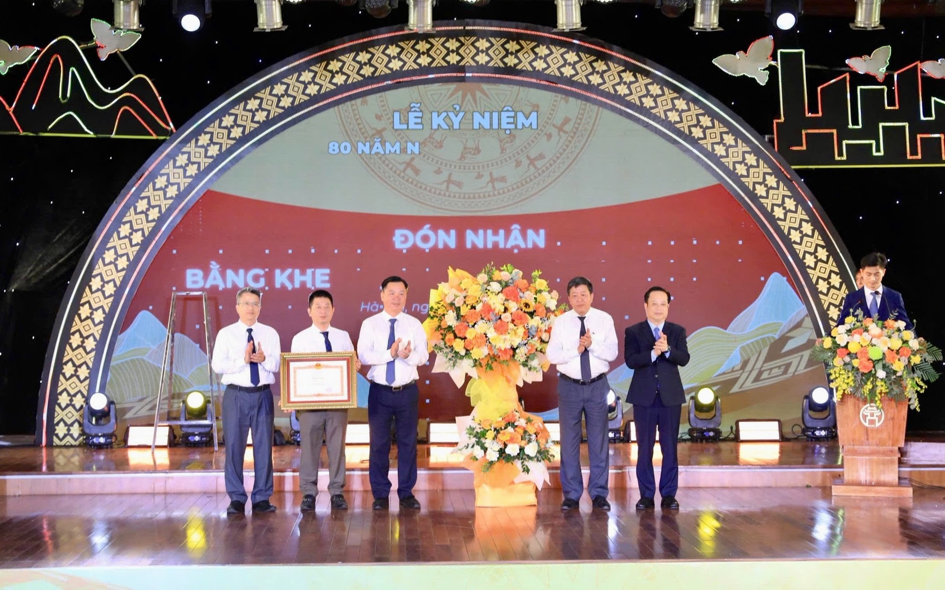 Sở Dân tộc và Tôn giáo thành phố đón nhận Bằng khen của Thủ tướng Chính phủ: Tiếp tục phát huy sức mạnh đại đoàn kết, tạo động lực mới cho công tác dân tộc và tôn giáo