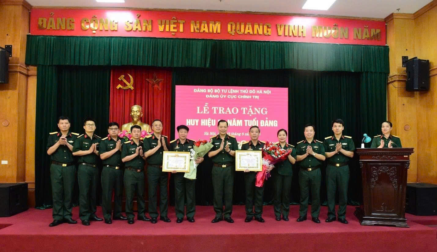 Cục Chính trị Bộ Tư lệnh Thủ đô Hà Nội tôn vinh hai sĩ quan nhận Huy hiệu 30 năm tuổi Đảng