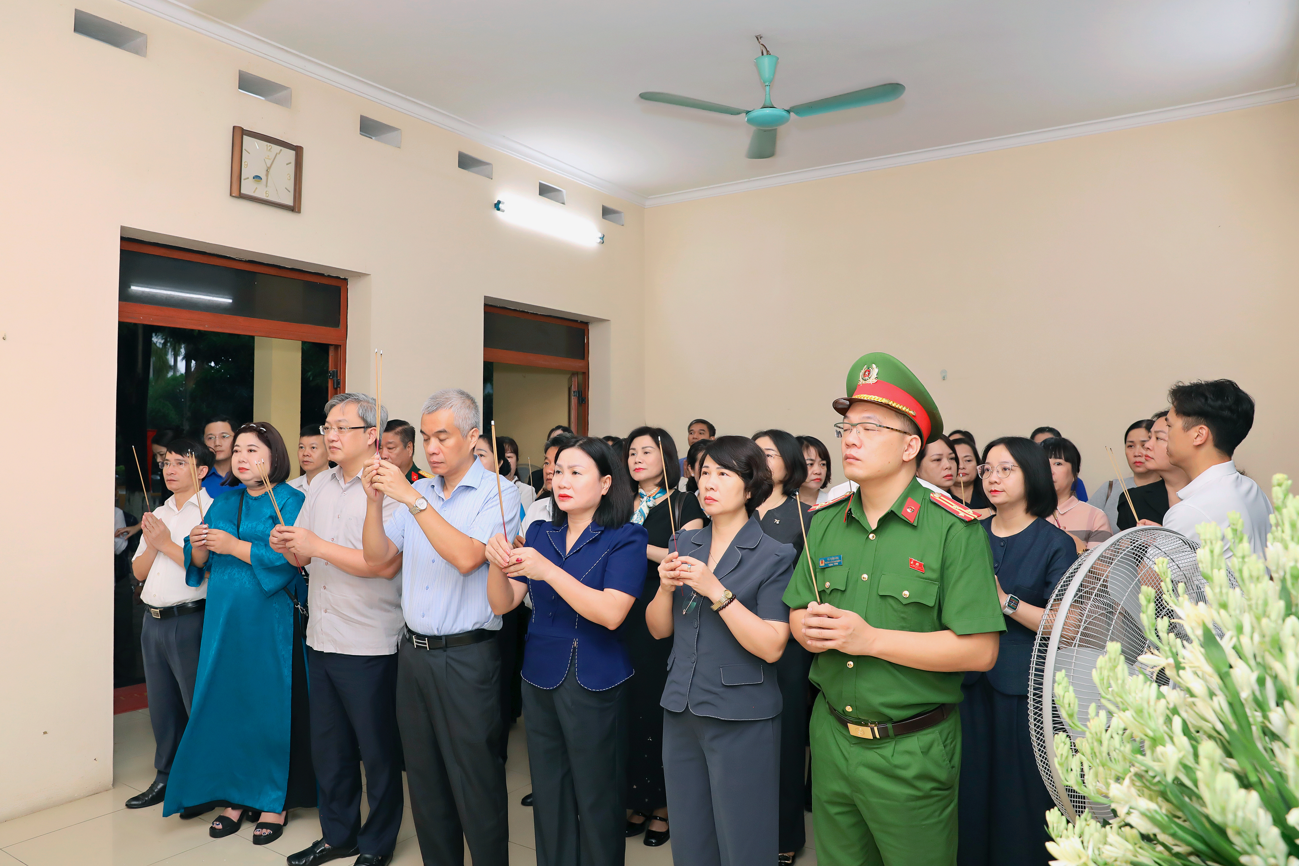 Phường Nghĩa Đô tổ chức dâng hương tại các địa chỉ đỏ, thành kính tri ân các anh hùng liệt sĩ nhân kỷ niệm 79 năm Ngày Thương binh - Liệt sĩ
