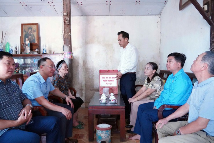 Phường Chương Mỹ tri ân Mẹ Việt Nam Anh hùng và người có công nhân kỷ niệm 79 năm Ngày Thương binh - Liệt sĩ