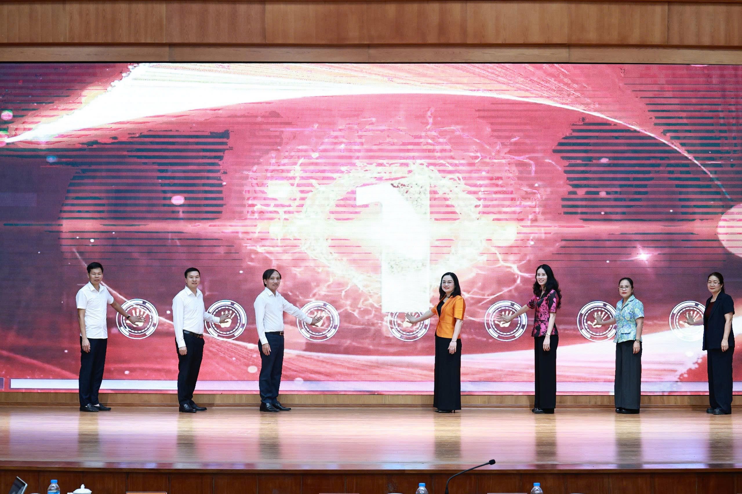 Xã Vân Đình vận hành Cổng thông tin “4 trục”, mở rộng kênh tương tác số giữa chính quyền và nhân dân