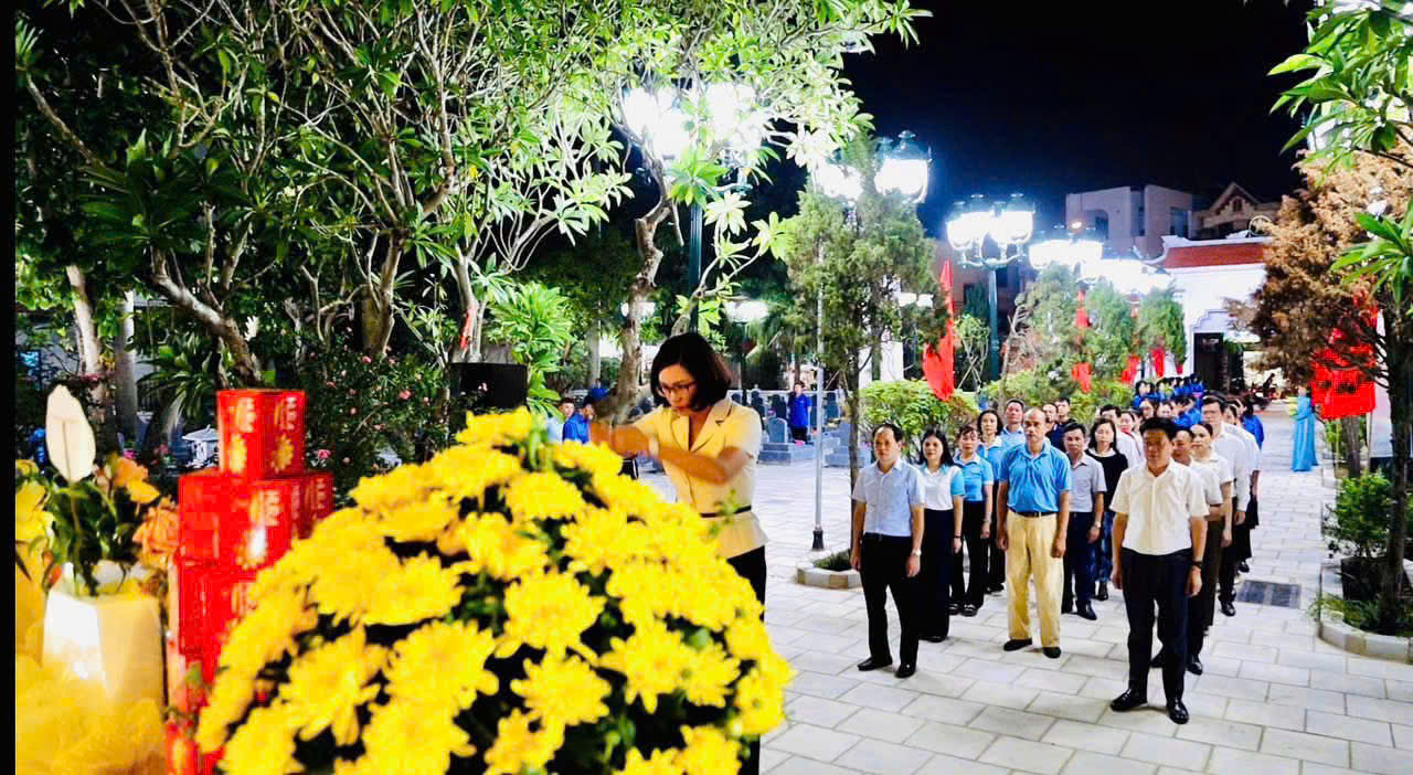 Xã Quang Minh đồng loạt thắp nến tri ân tại 4 nghĩa trang liệt sĩ nhân kỷ niệm 79 năm Ngày Thương binh - Liệt sĩ