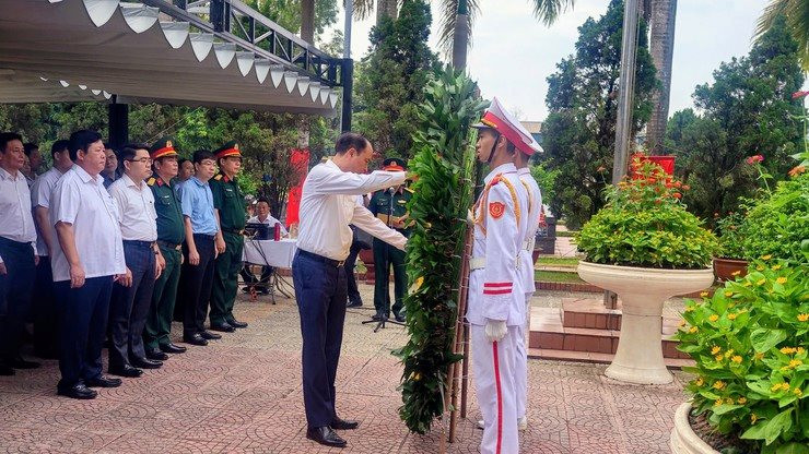 Phường Tây Hồ dâng hương tưởng niệm các Anh hùng liệt sĩ tại Nghĩa trang Liệt sĩ thành phố Hà Nội
